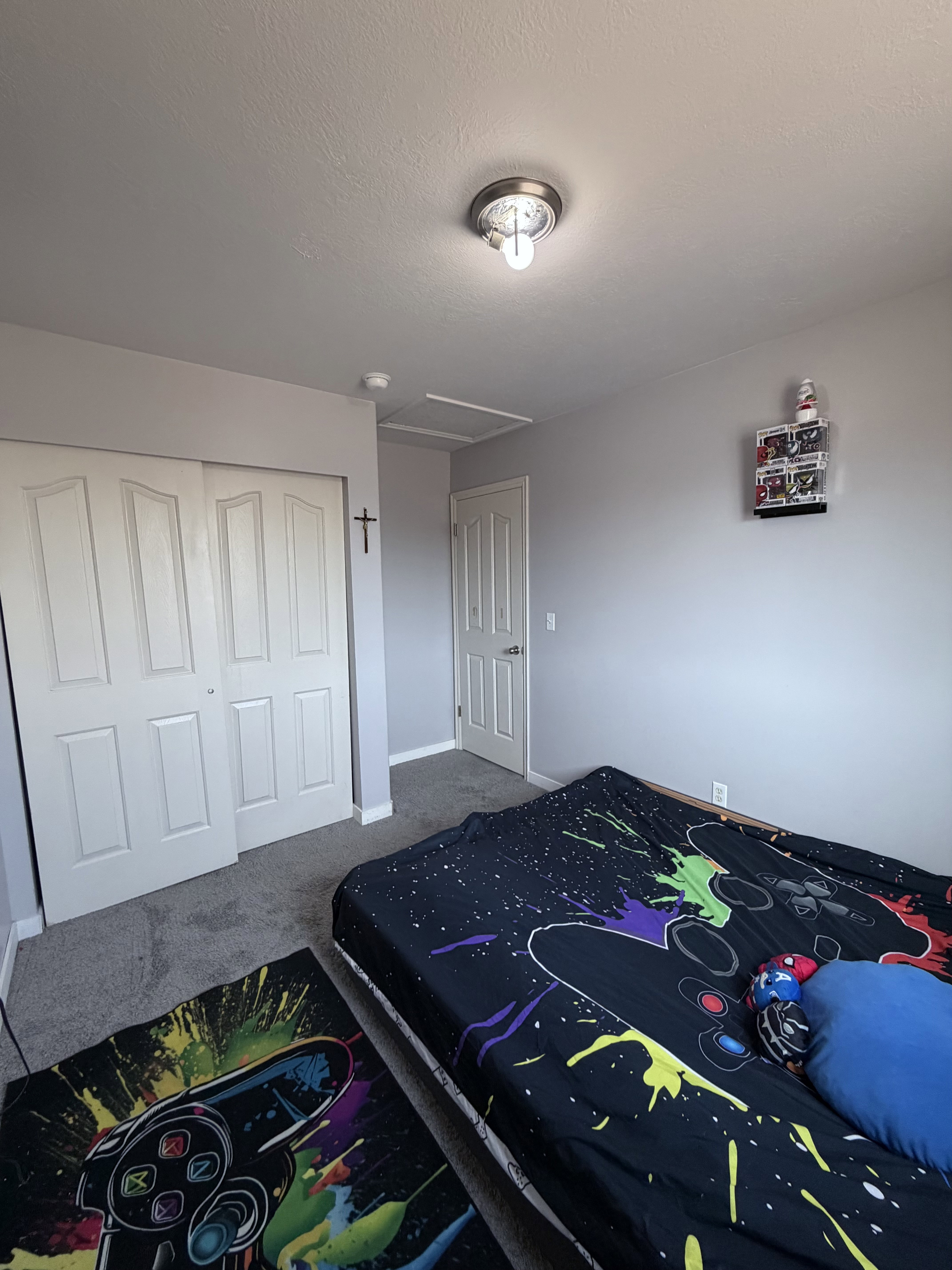 Recessed lighting fixture illuminating a carpeted room with light gray walls