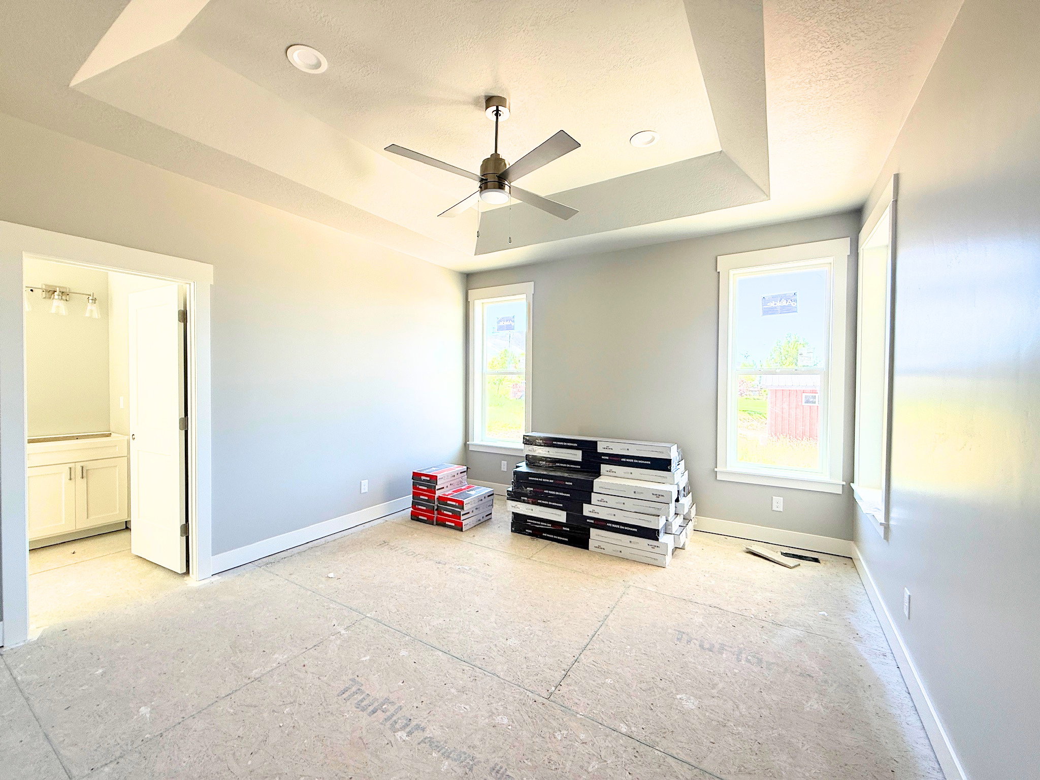 Tray ceiling with recessed lighting and a ceiling fan