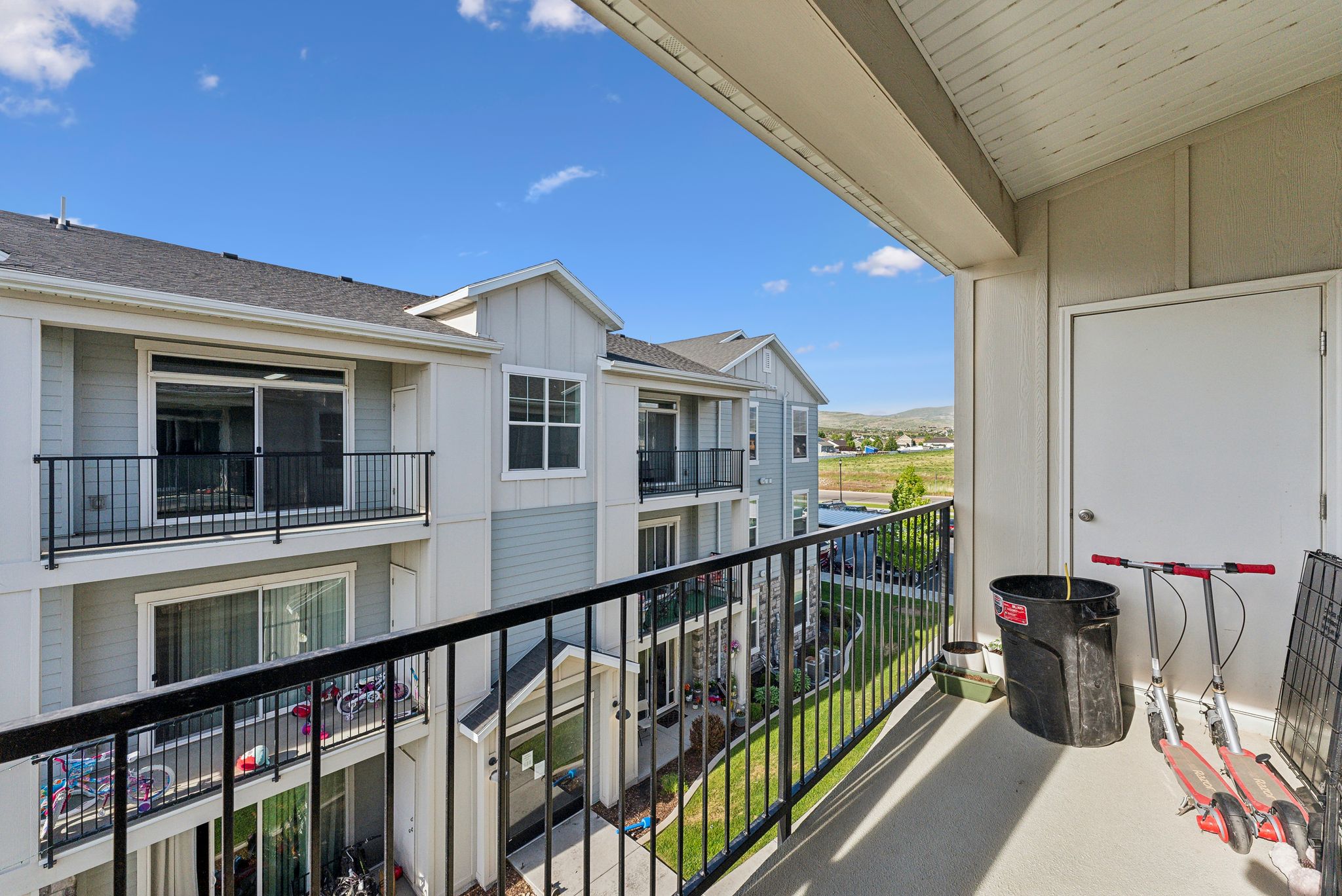Private balcony featuring a concrete floor and black metal railing