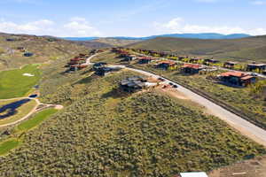 Golf course community featuring hillside residences and paved roadways