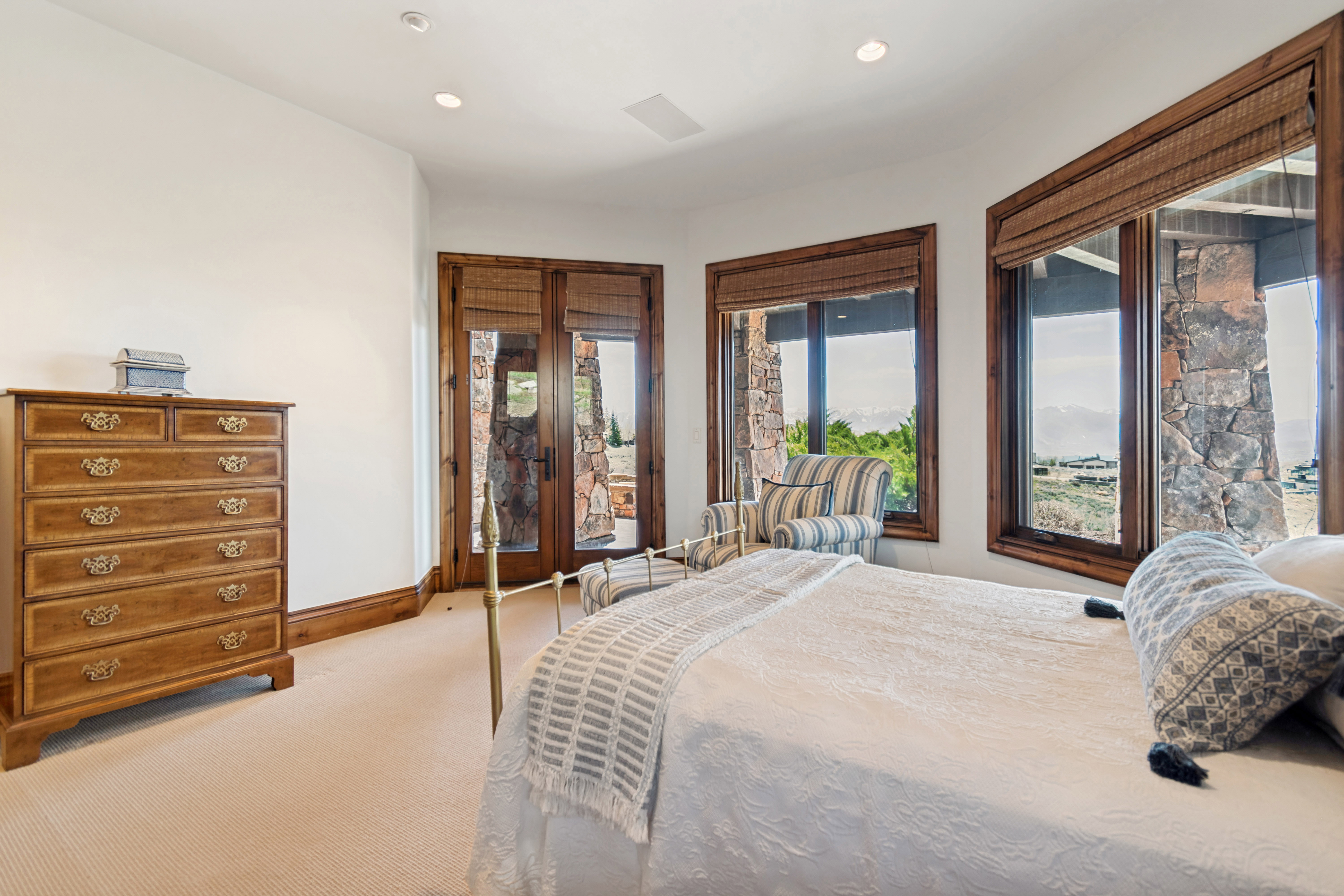 Carpeted room with recessed lighting and crown molding