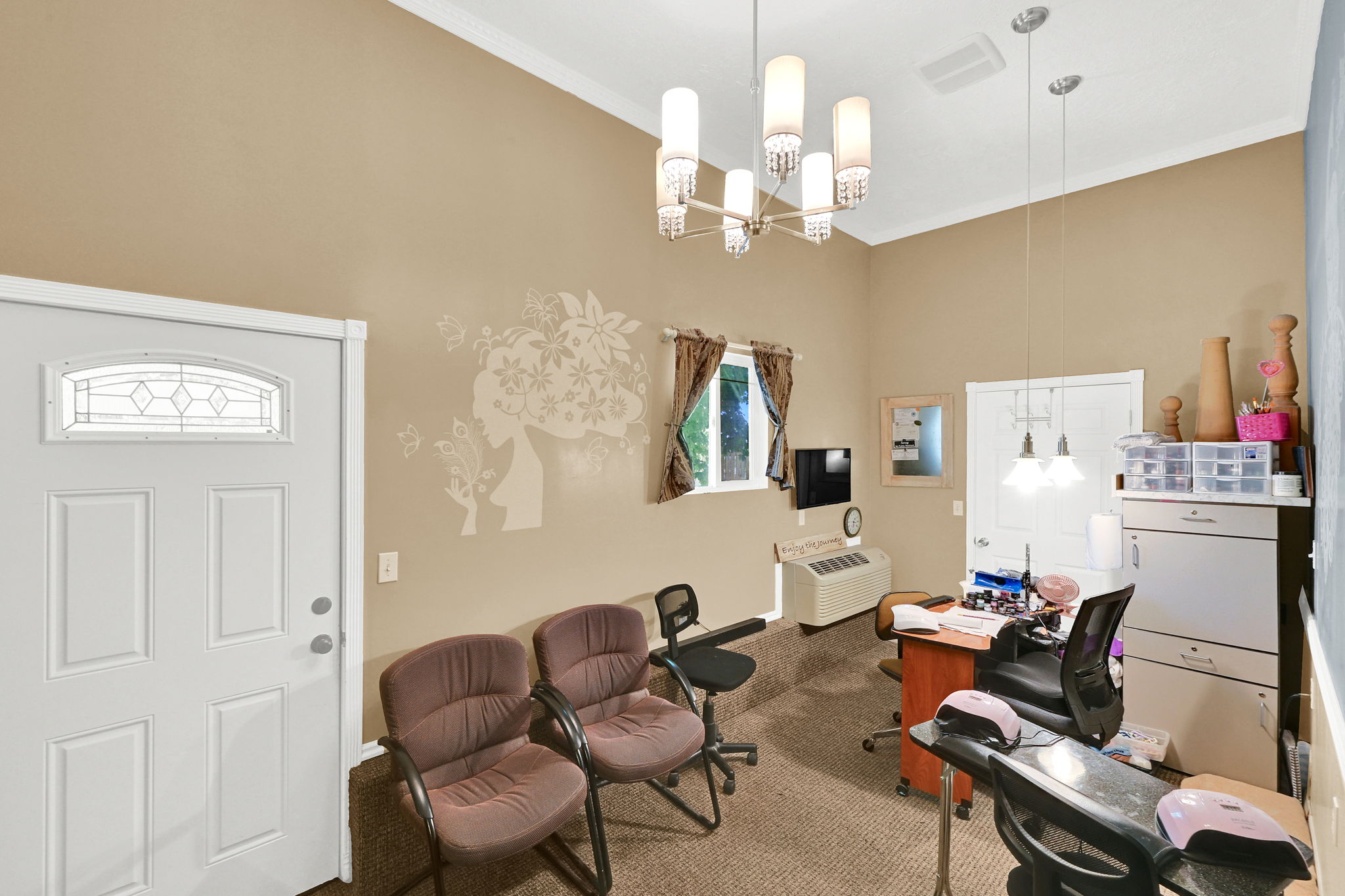 Versatile room featuring a vaulted ceiling and a decorative wall decal