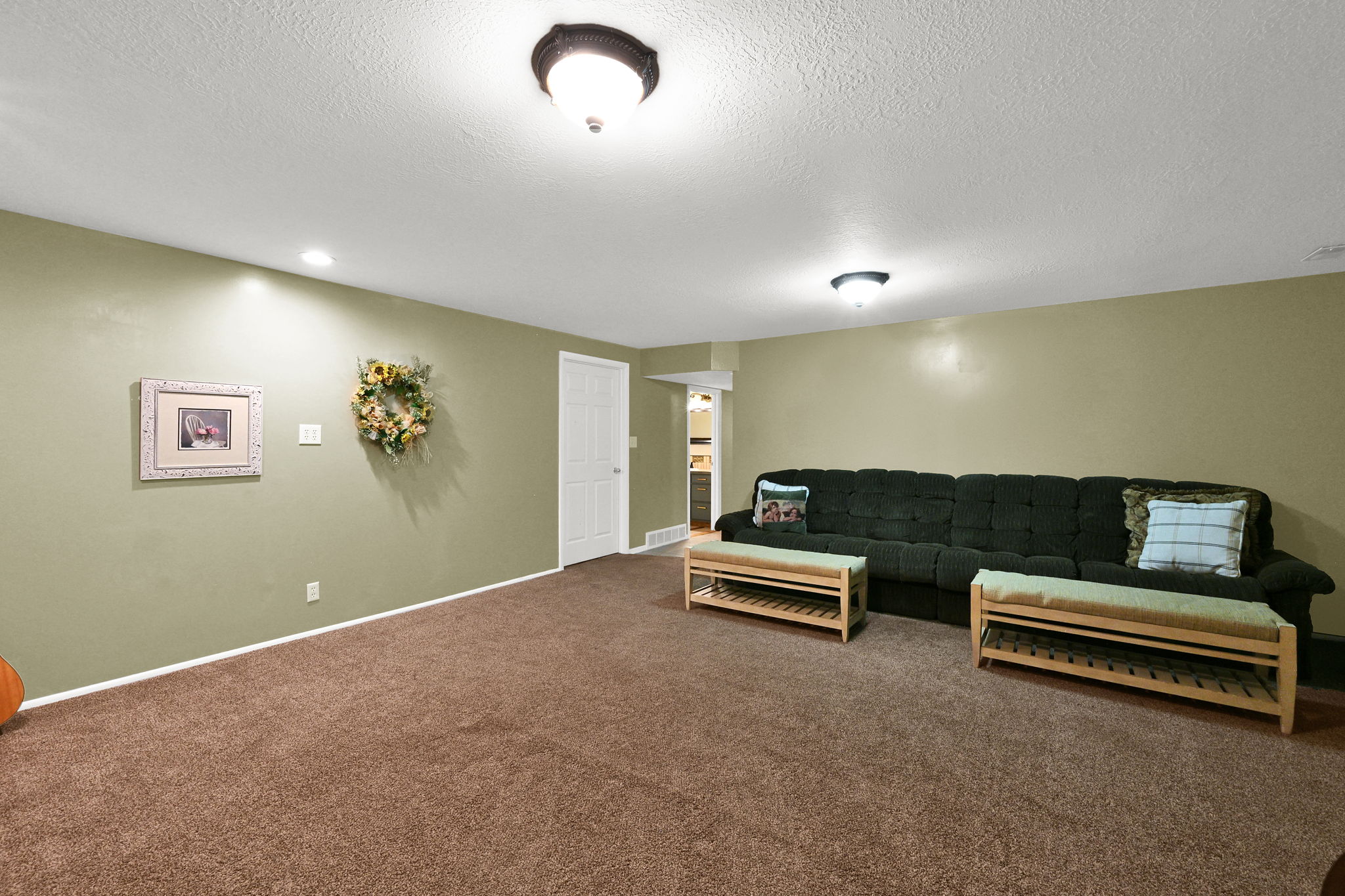 Spacious room featuring broadloom carpeting, recessed lighting, and ample wall space