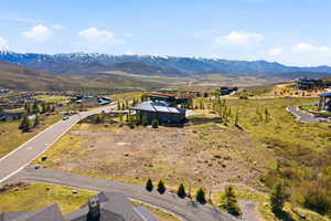 Expansive land parcel featuring open terrain and distant mountain ranges
