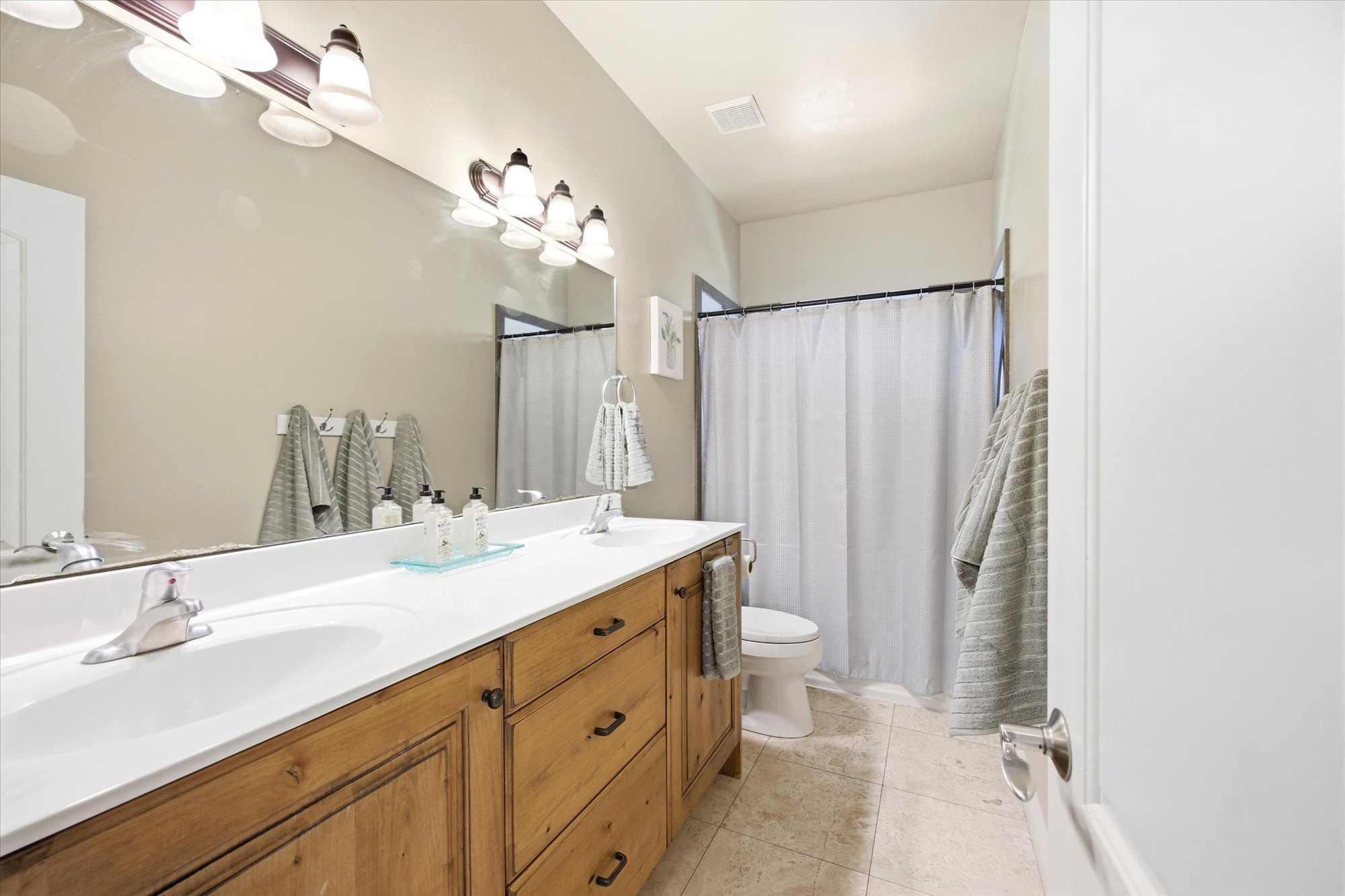 Dual vanity with white undermount sinks and chrome fixtures