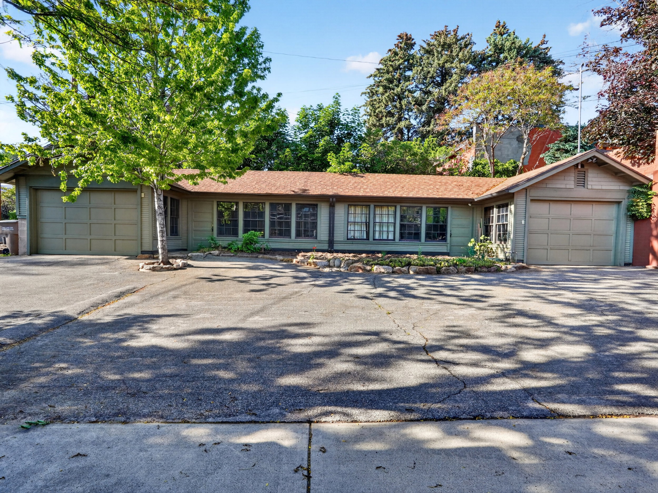 2 gar garage with work shop and studio/storage areas