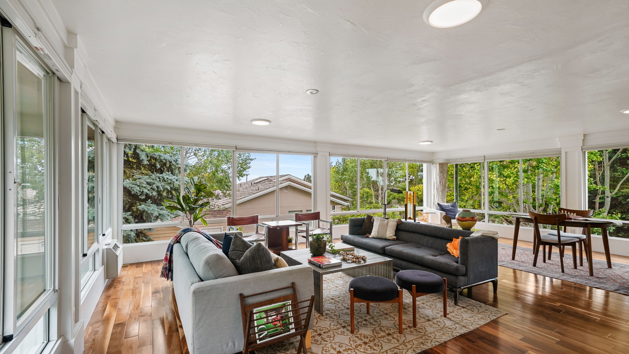 Spacious sunroom/family room