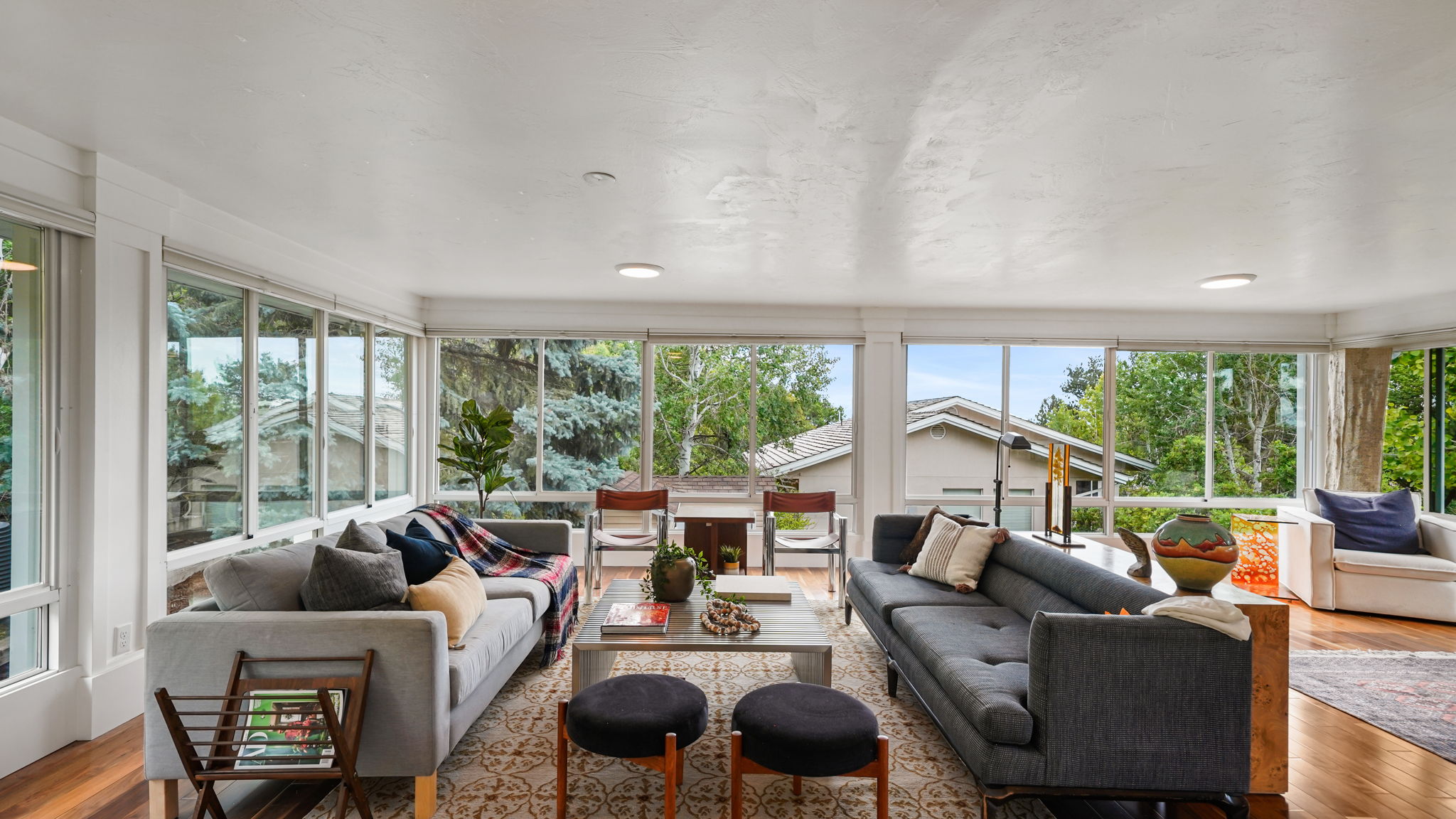 Spacious sunroom/family room
