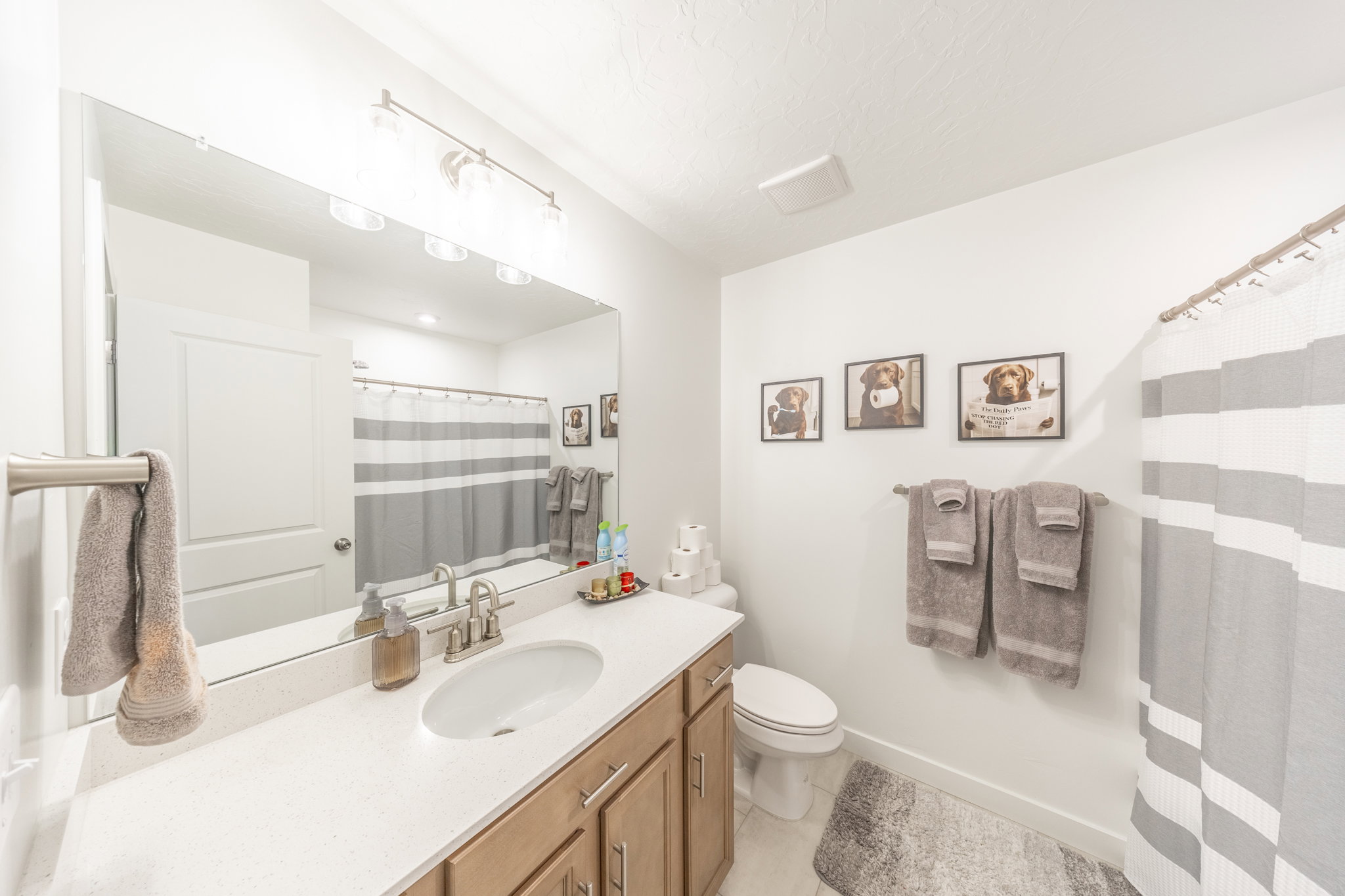 Main bath with tub/shower