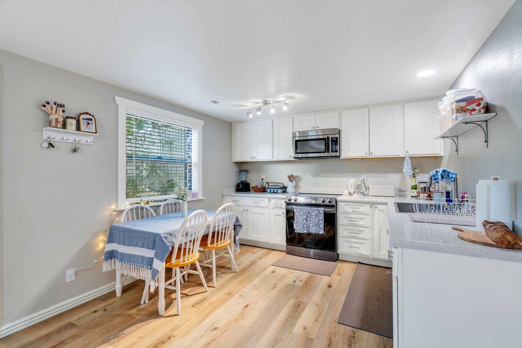 Full eat-in kitchen