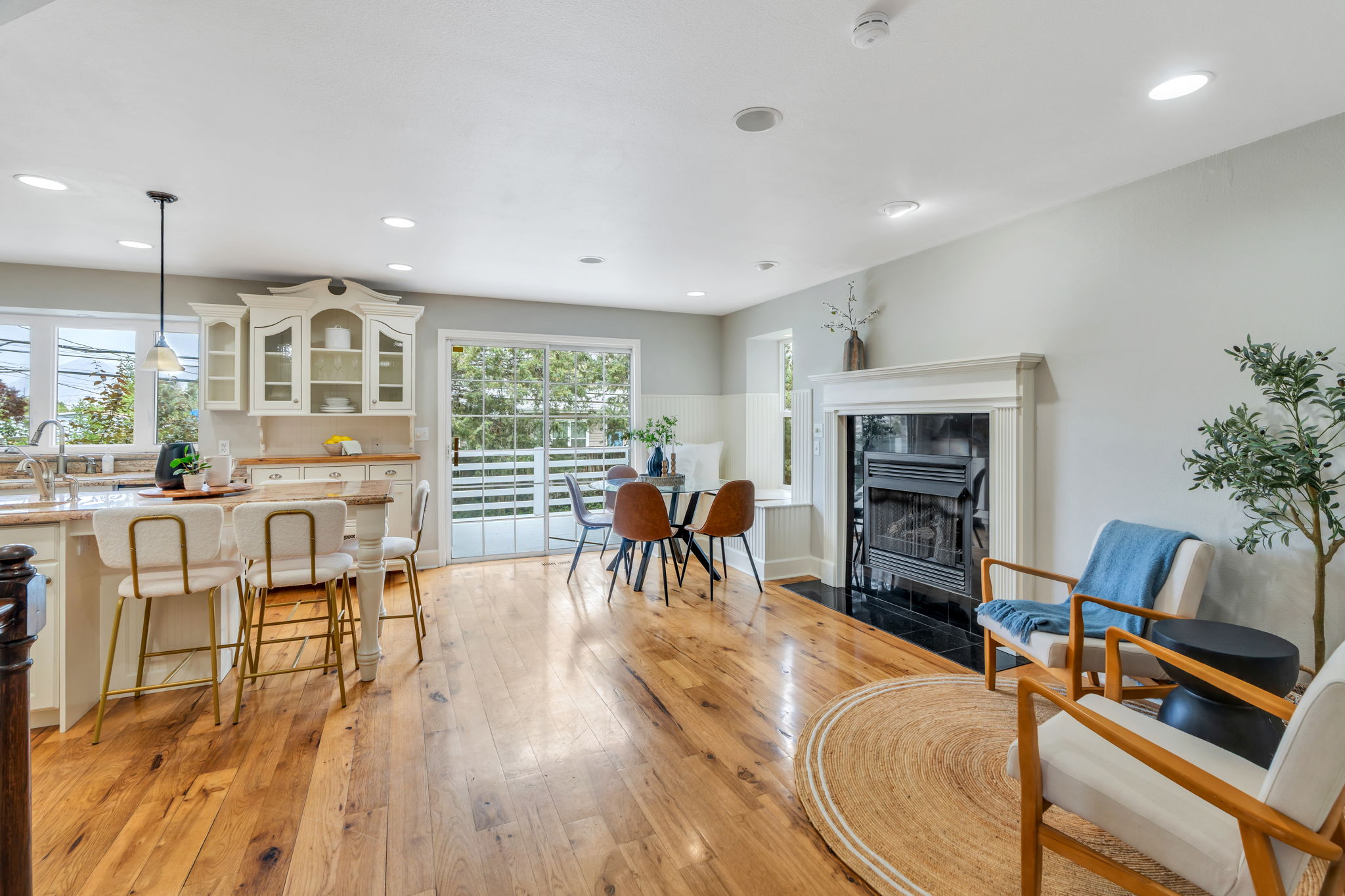 Dining/sitting area can be configured many ways
