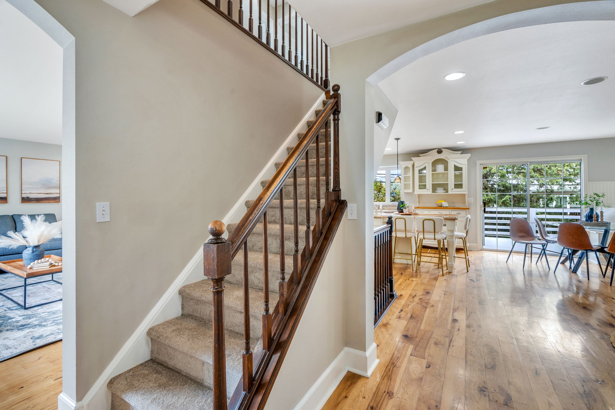 Central staircase to the 2nd level