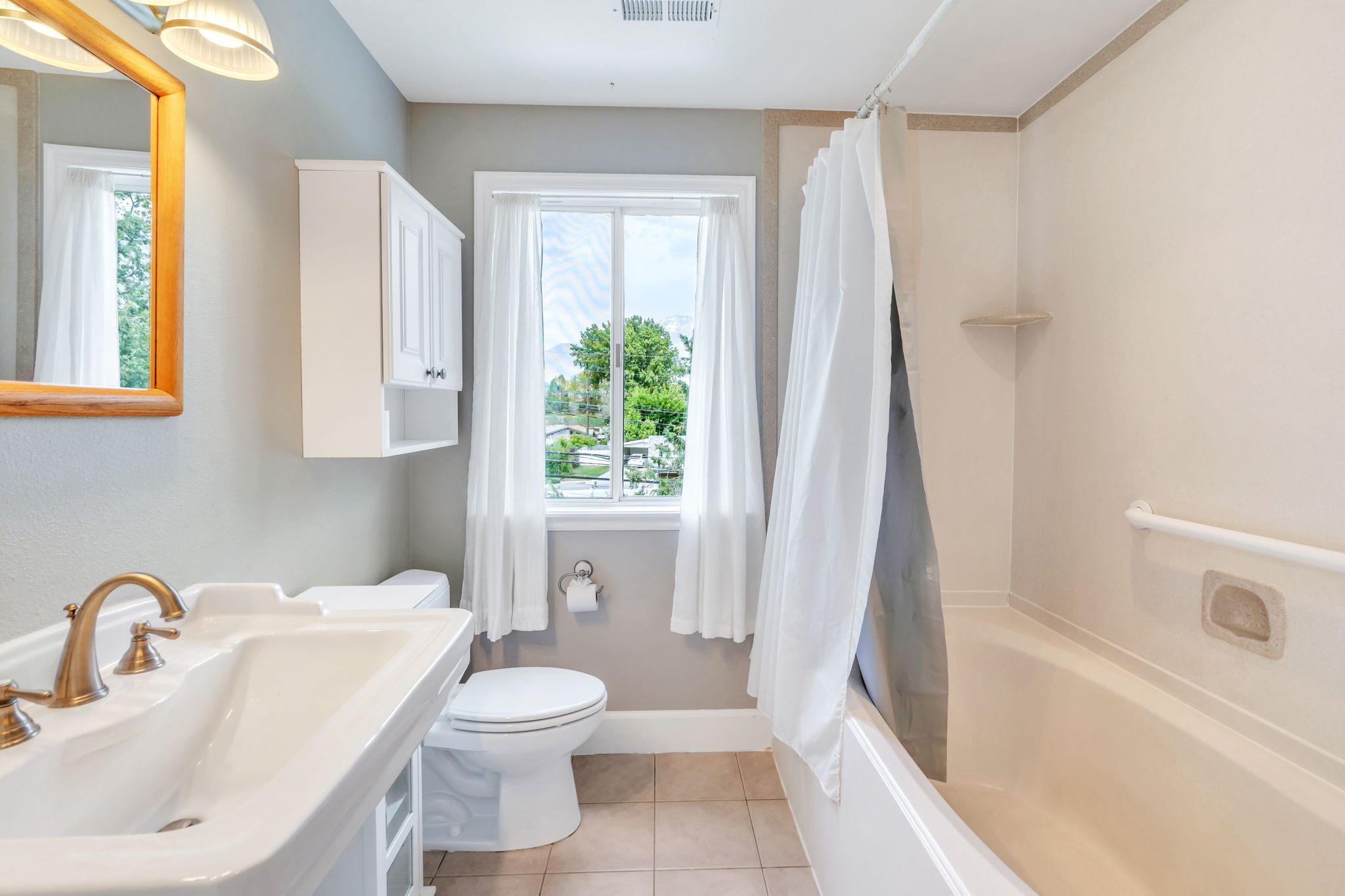 Full family bathroom on 2nd level