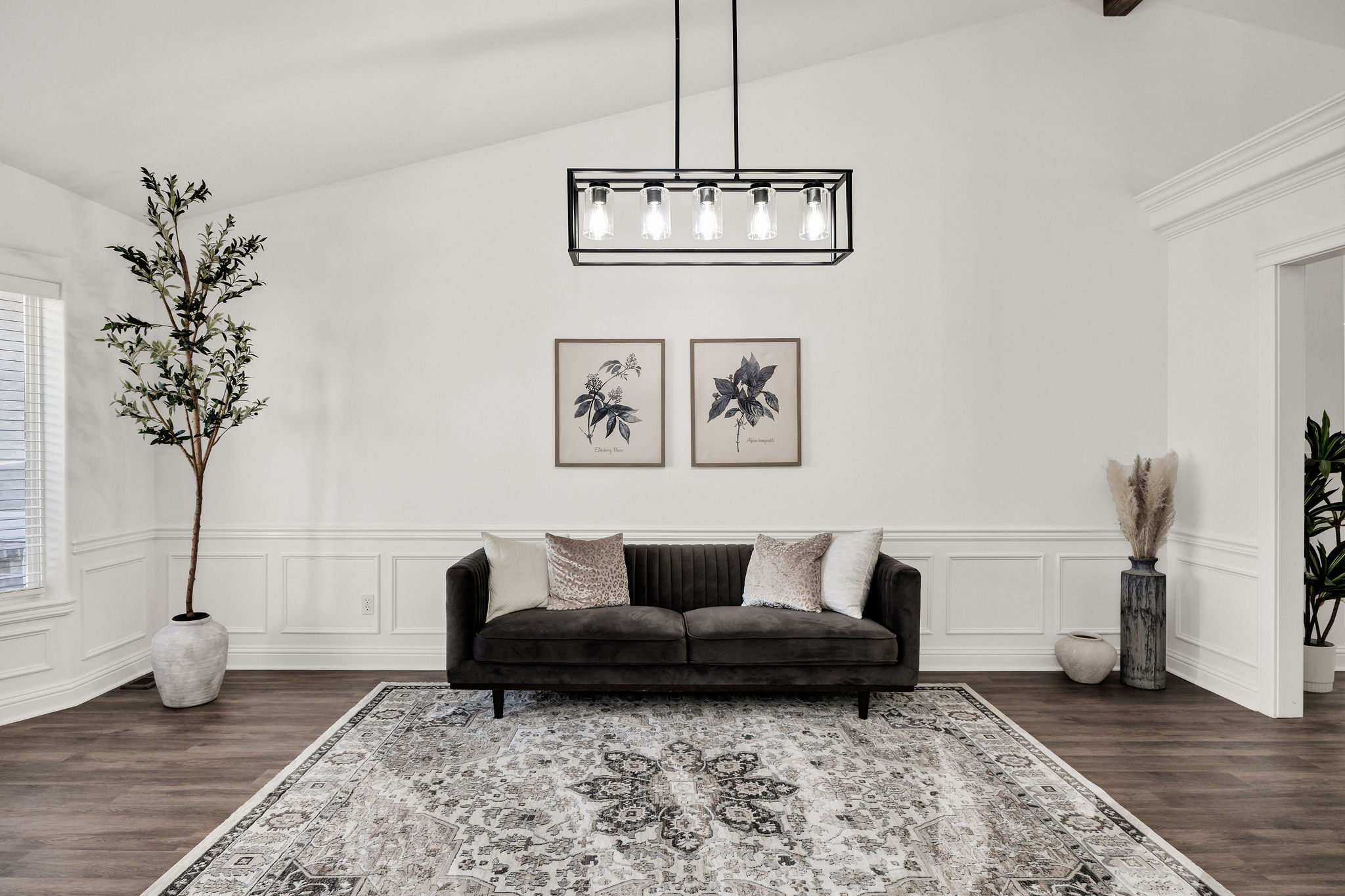 Vaulted ceiling featuring a linear pendant light fixture