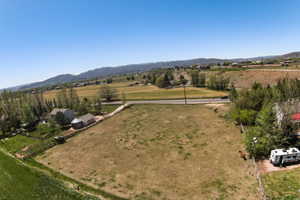 Expansive open pastureland with distant mountain ranges