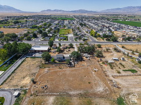 Expansive land parcel featuring open terrain and distant mountain ranges