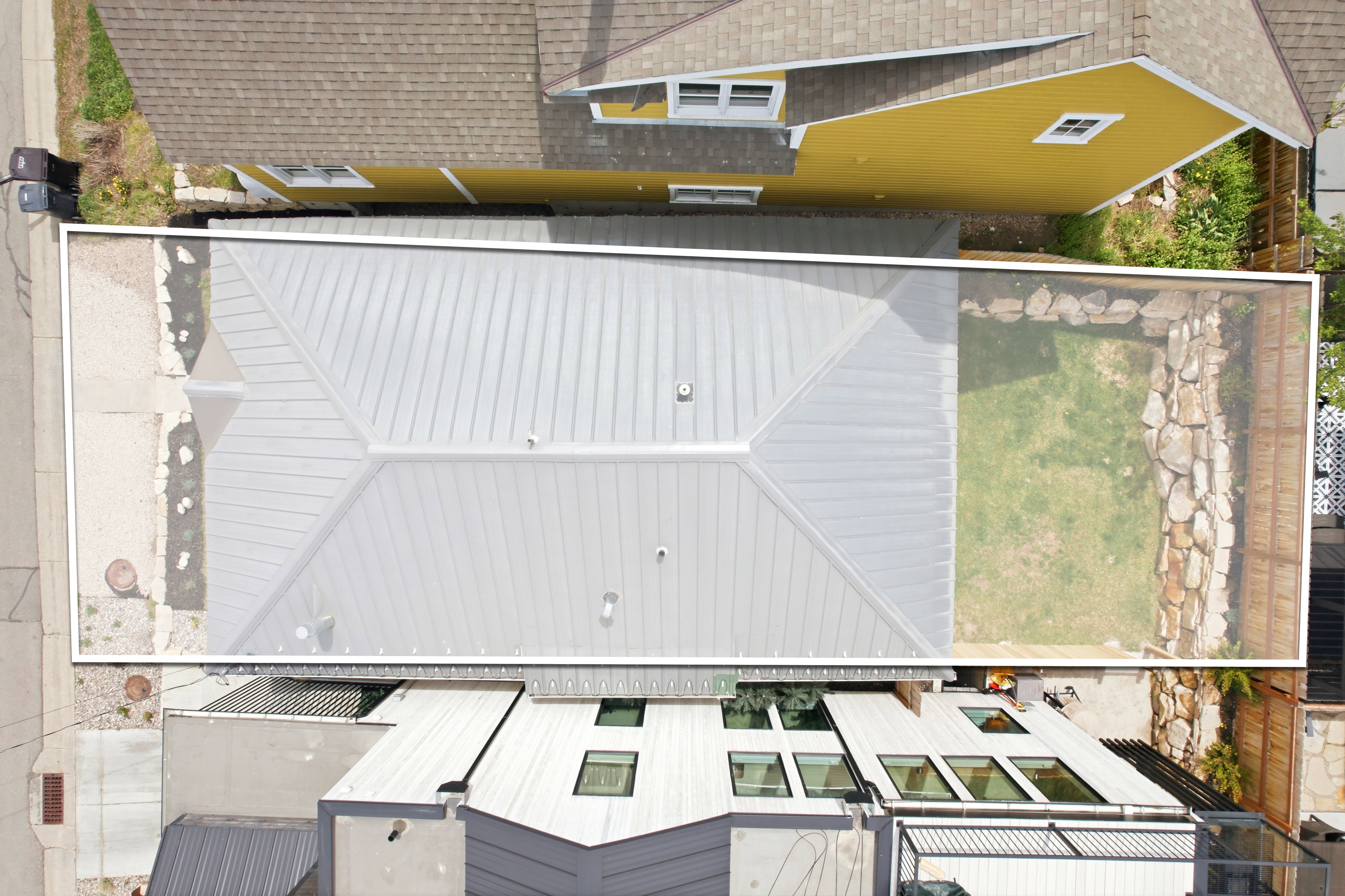 Metal roof with a defined ridge line and multiple drainage points