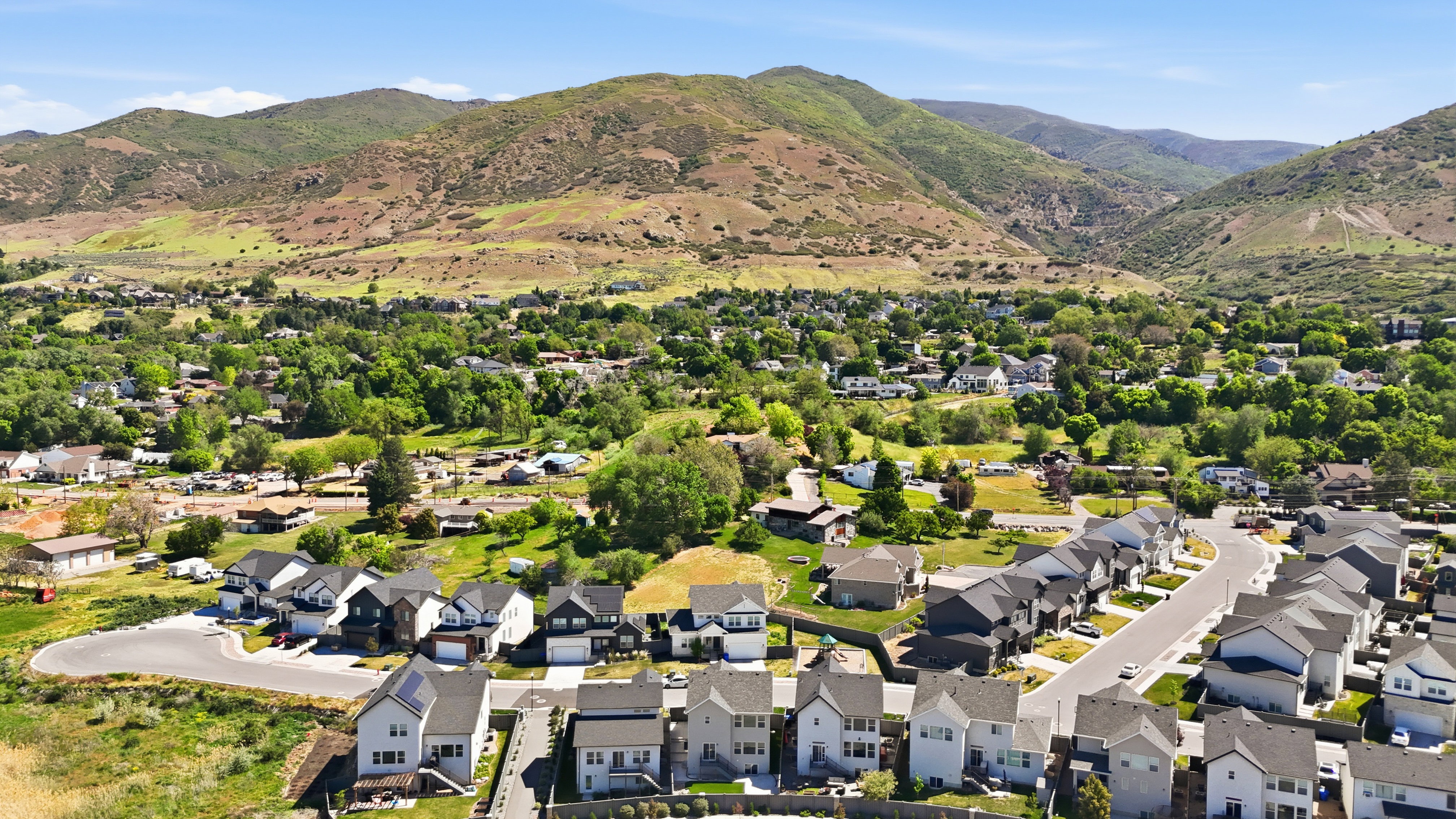 Expansive residential community featuring modern homes with mountain backdrops