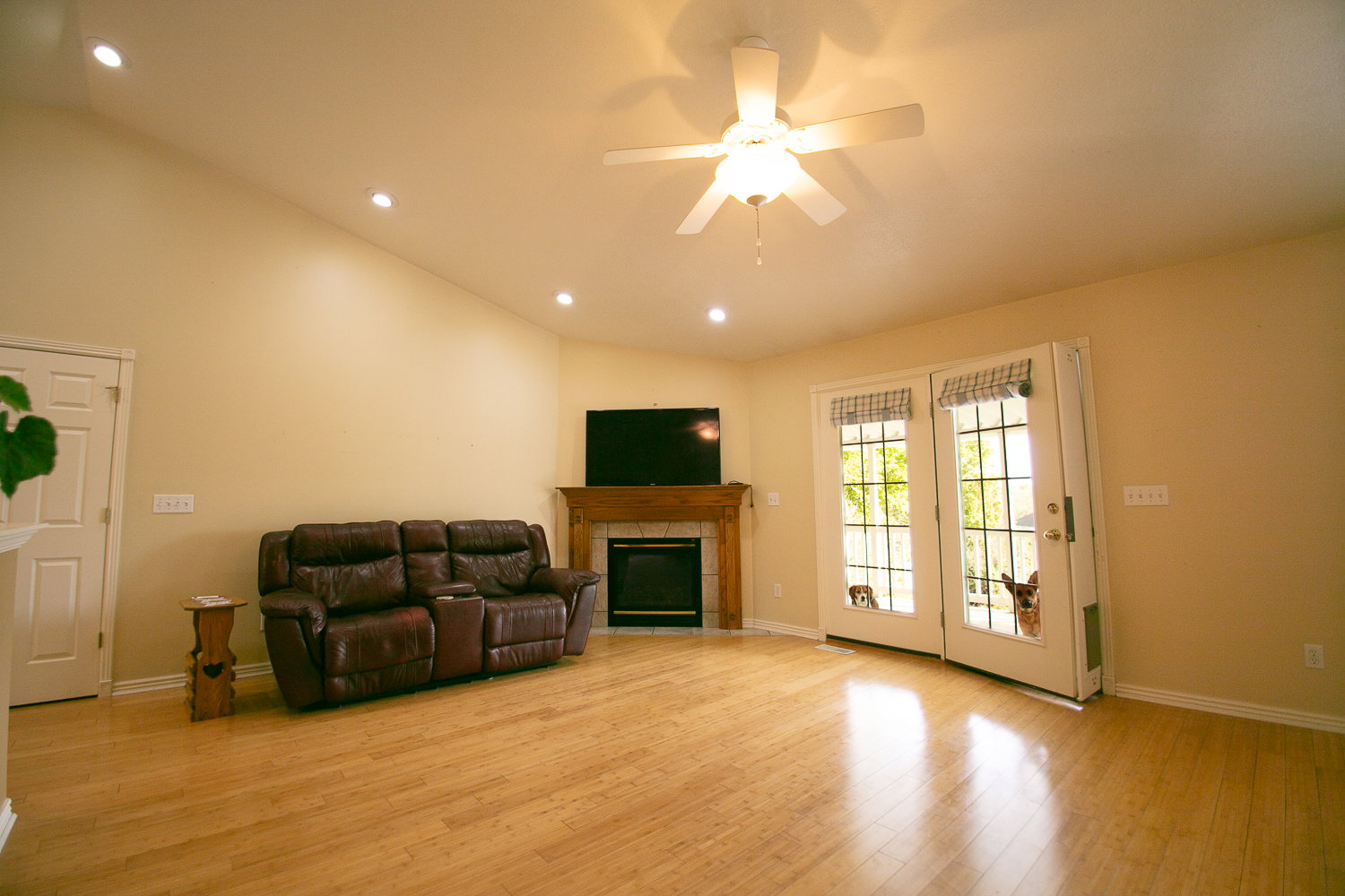 Vaulted ceiling with recessed lighting and a ceiling fan