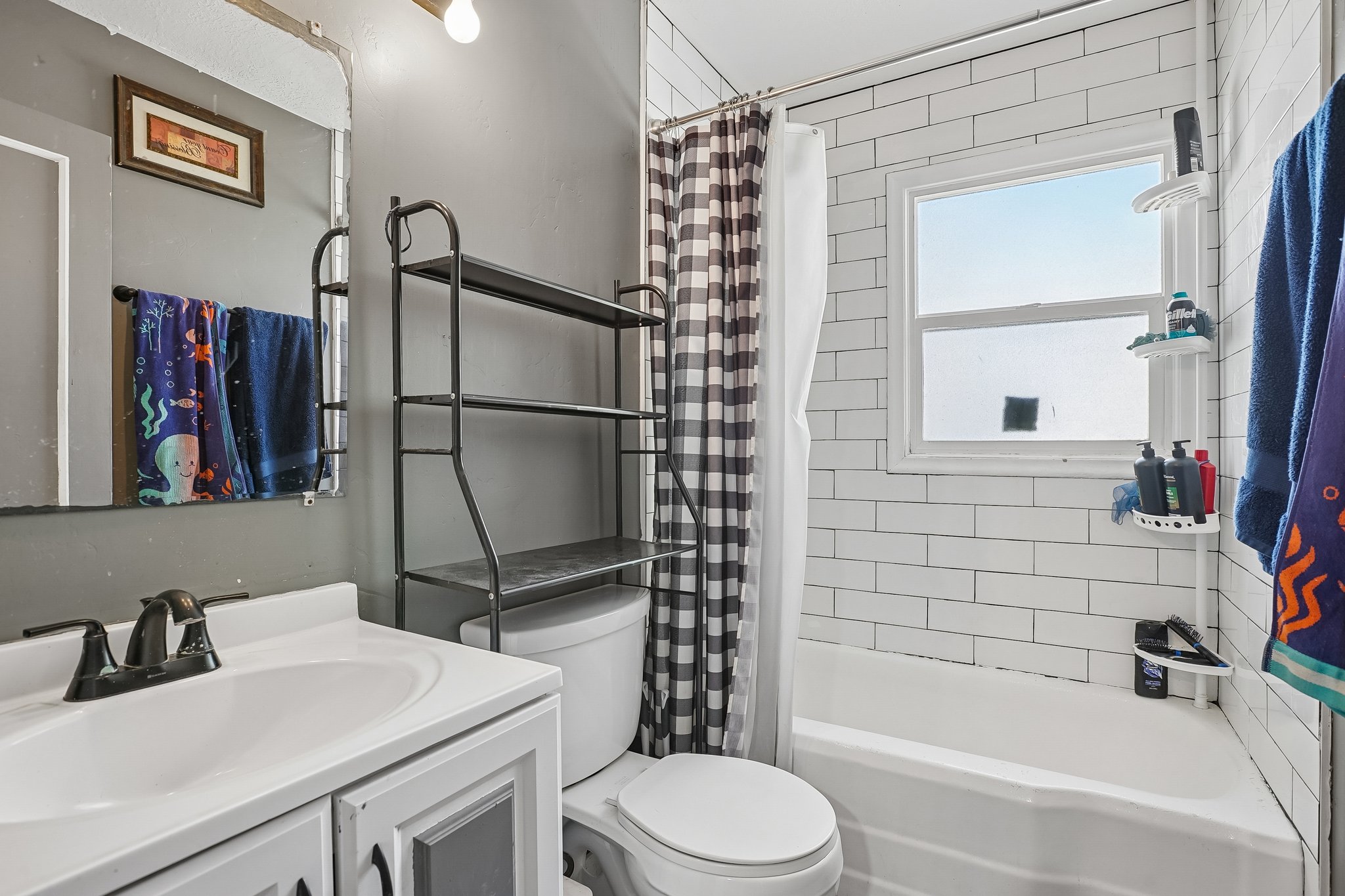 Upstairs Full Bathroom