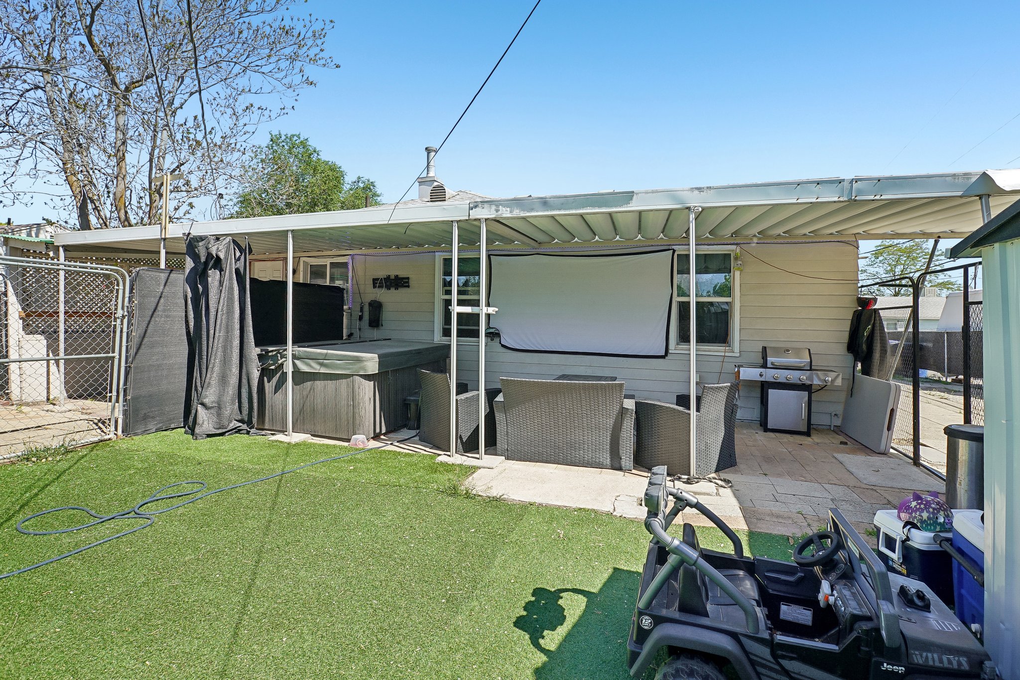 Covered Patio w/Hot Tub