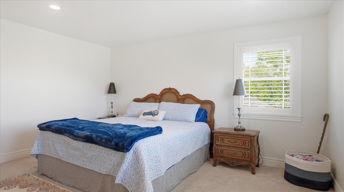 Neutral wall tones with recessed lighting