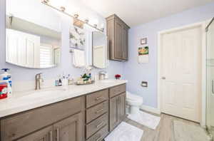 Double vanity with undermount sinks and light-toned countertops