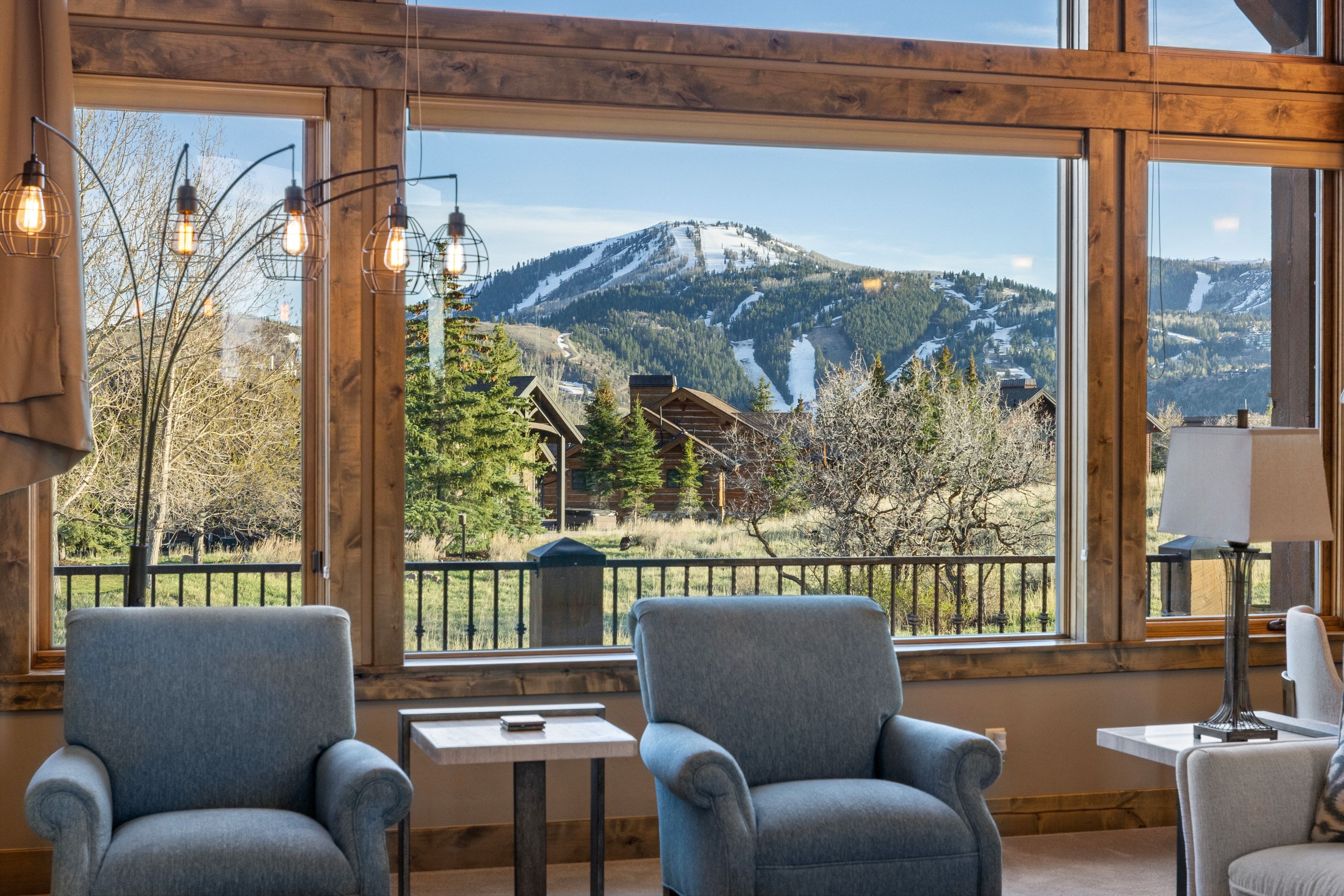 Living area with a mountain view and baseboards