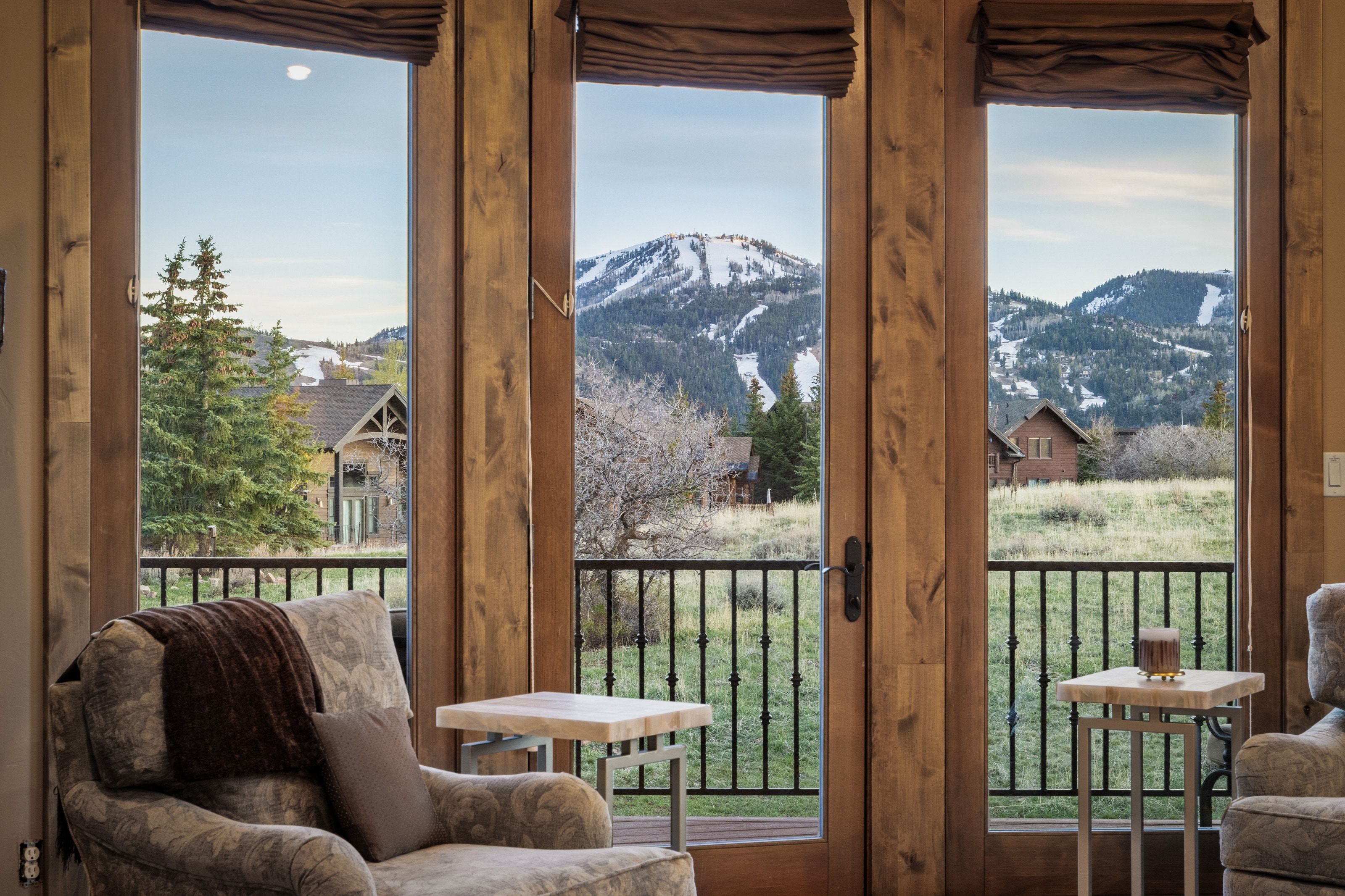 Doorway featuring a mountain view