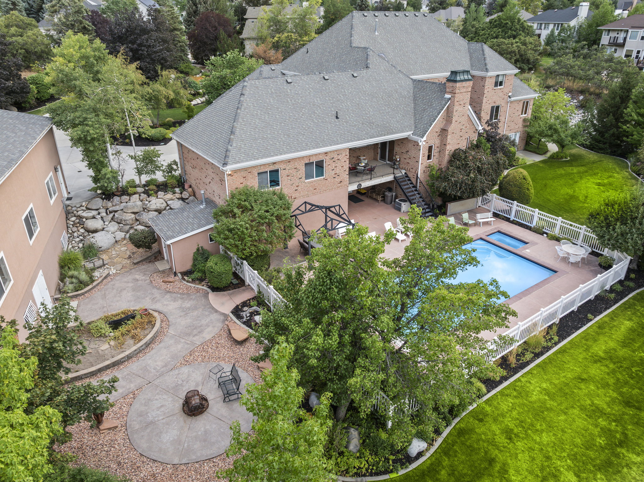 Bird's eye view of a pool and a tree filled landscape