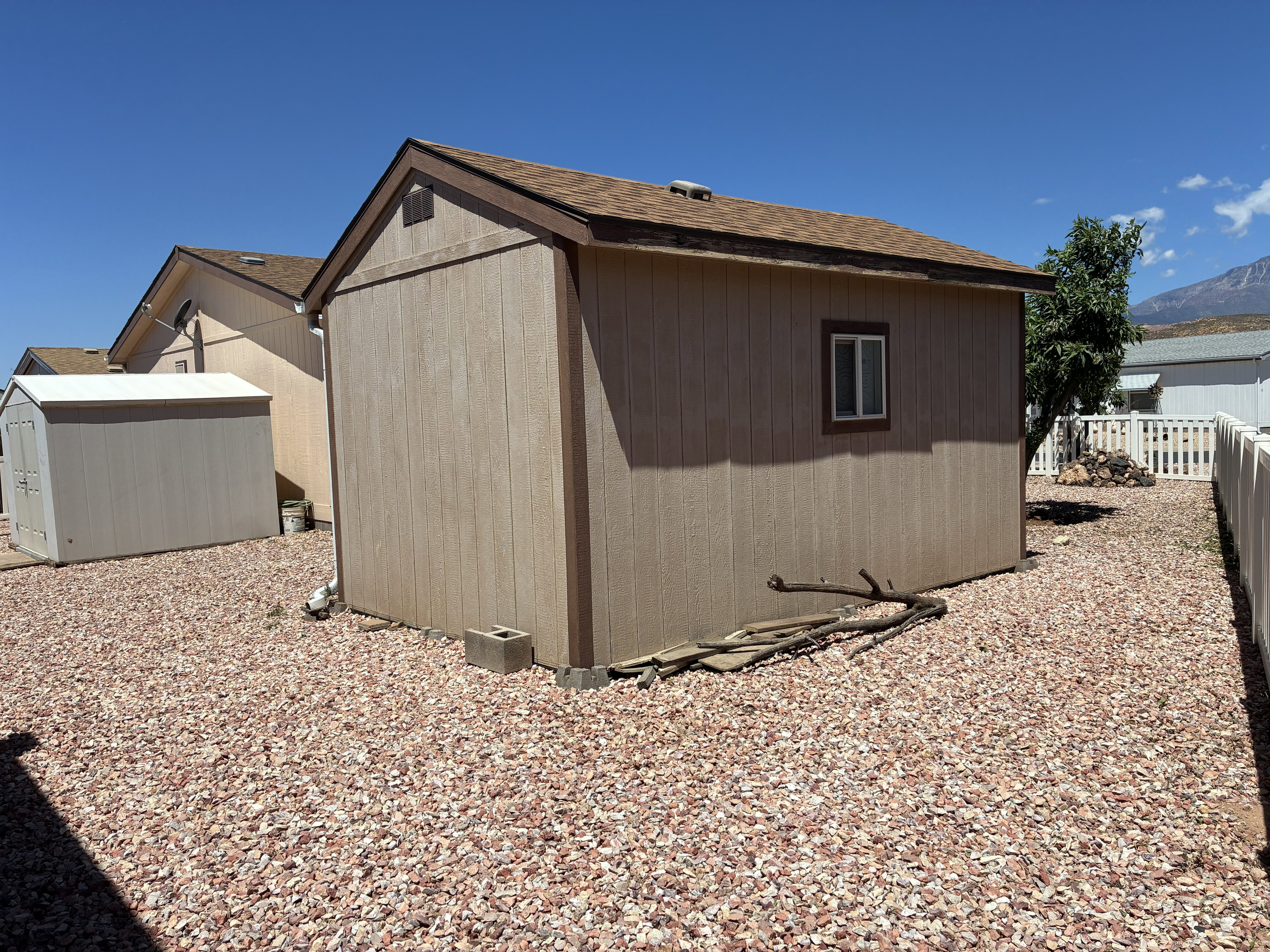 Workshop with a shingled roof and exterior window