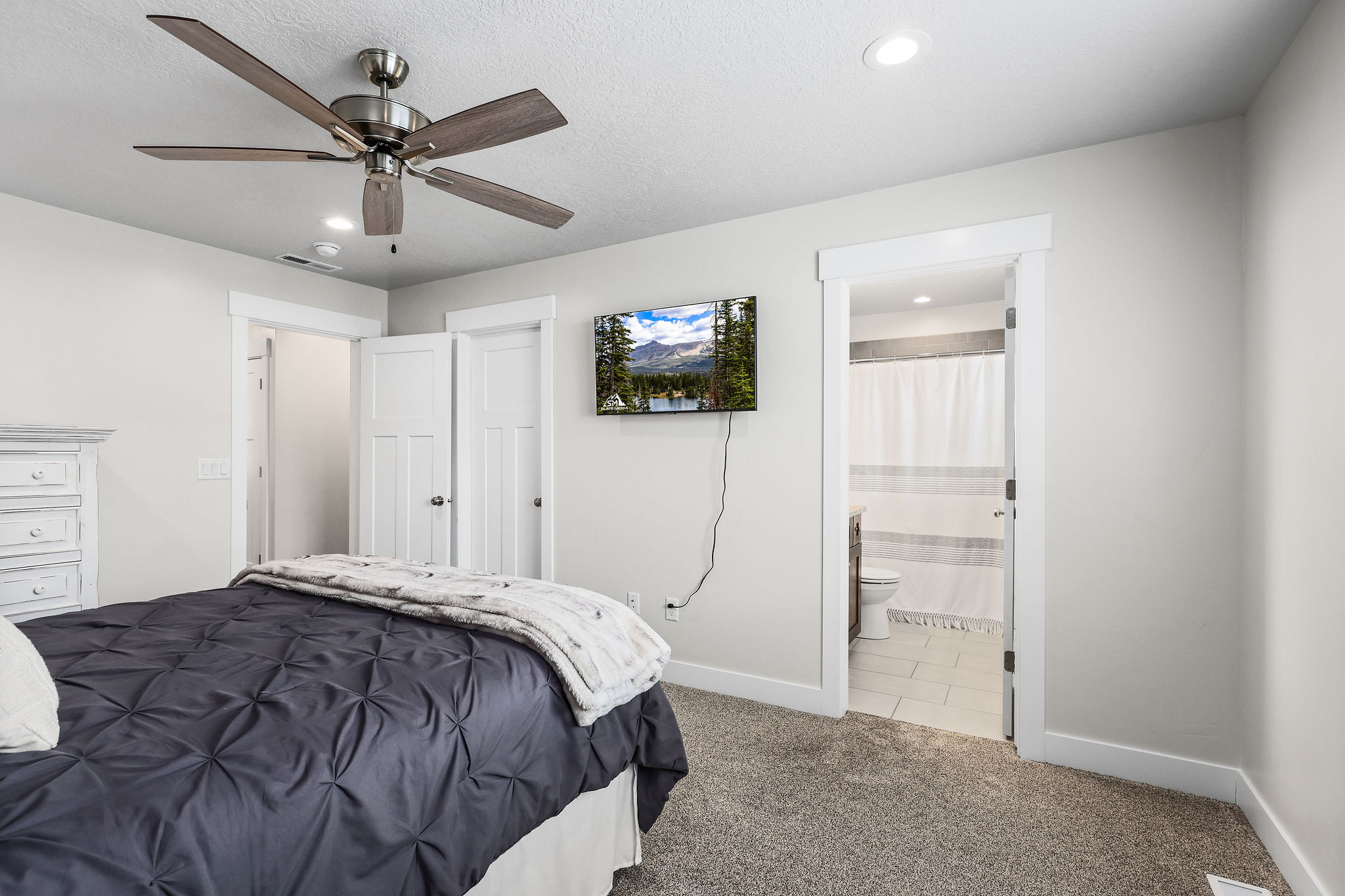 Carpeted room with recessed lighting and a ceiling fan