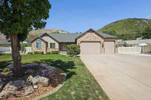 Beautiful ranch style home located on a Cul-de-sac with Mountain Views!
