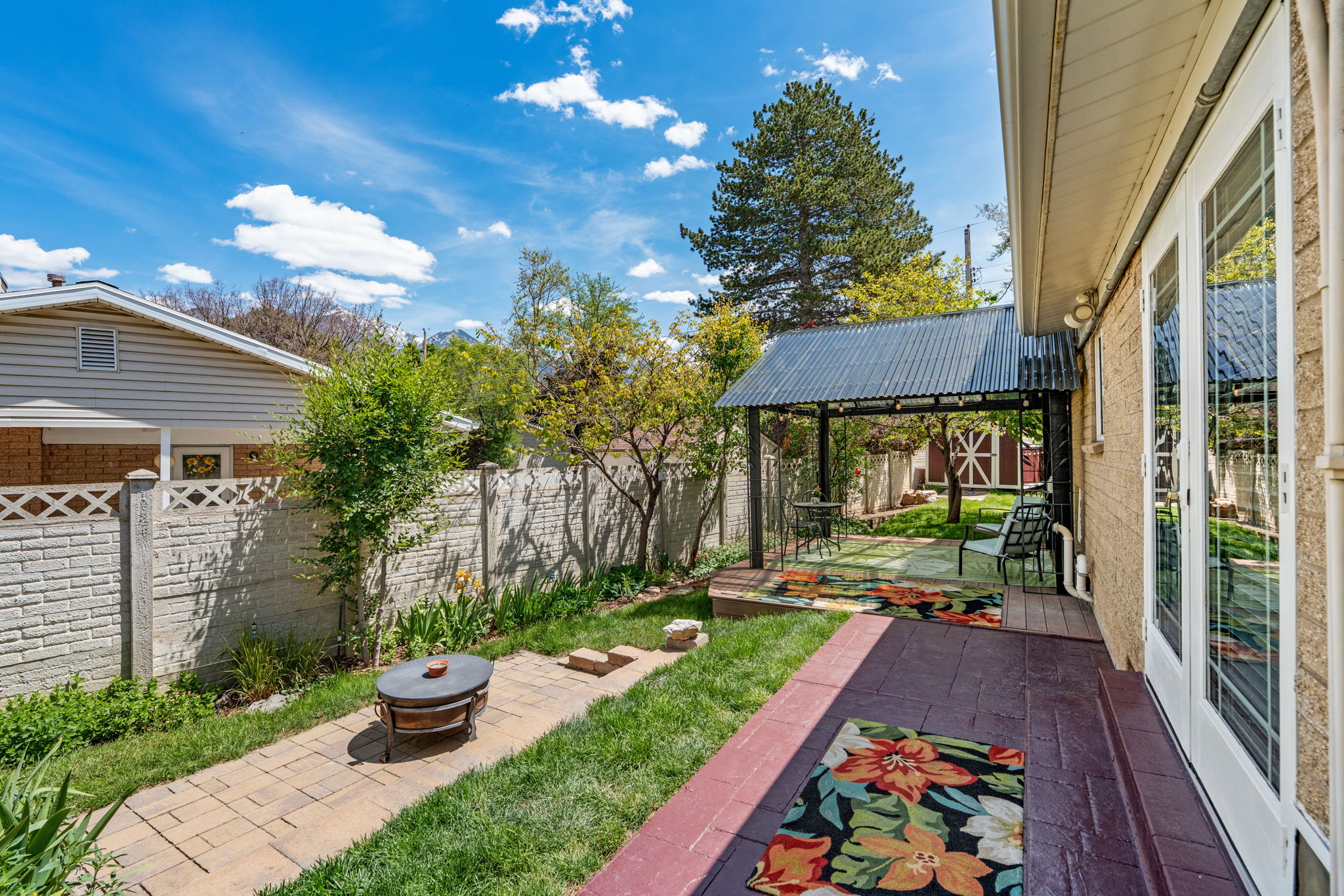 Private Deck, FirePit Area, Gazebo, Mature Landscaping, Oasis!