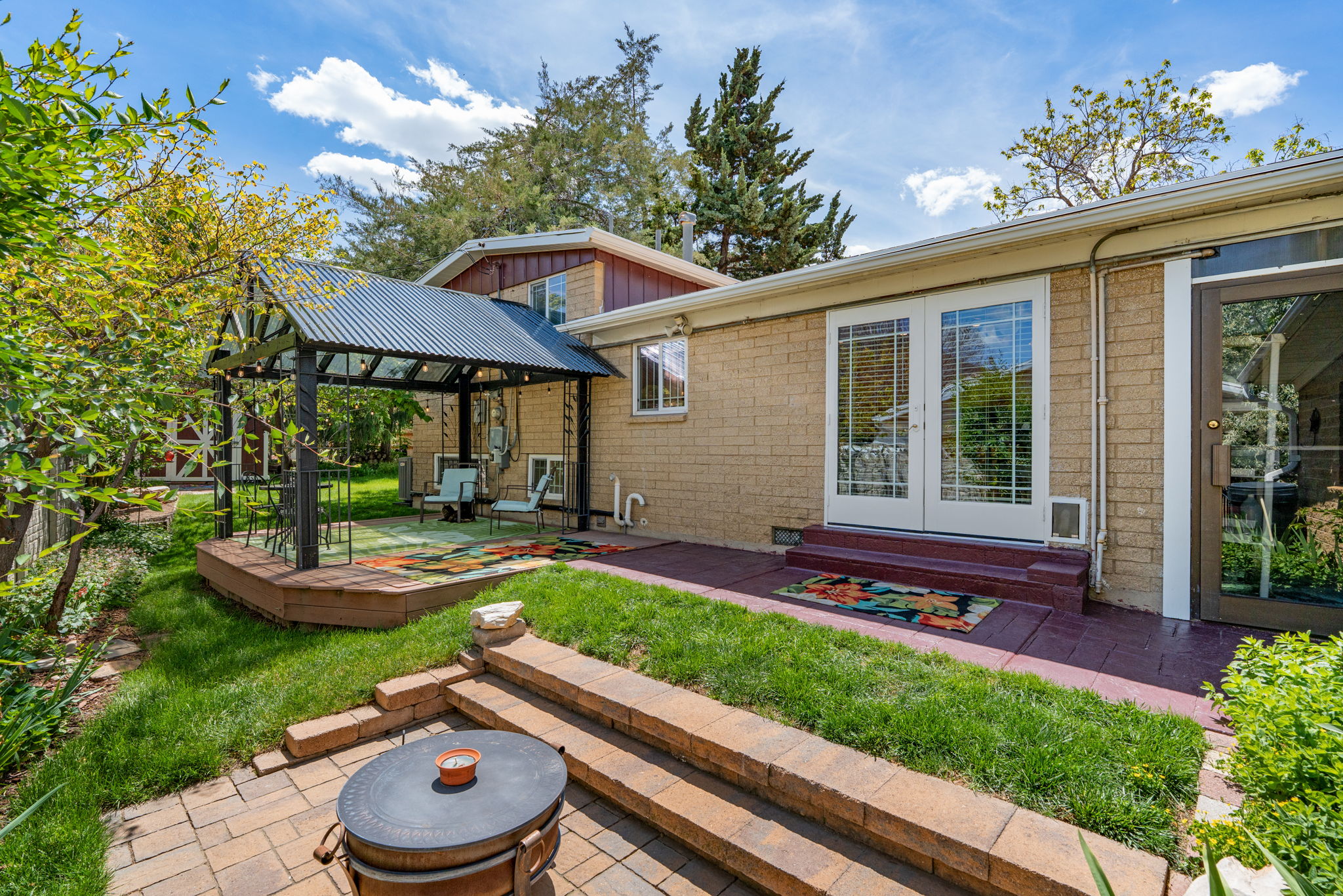 Private Deck, FirePit Area, Gazebo, Mature Landscaping, Oasis!