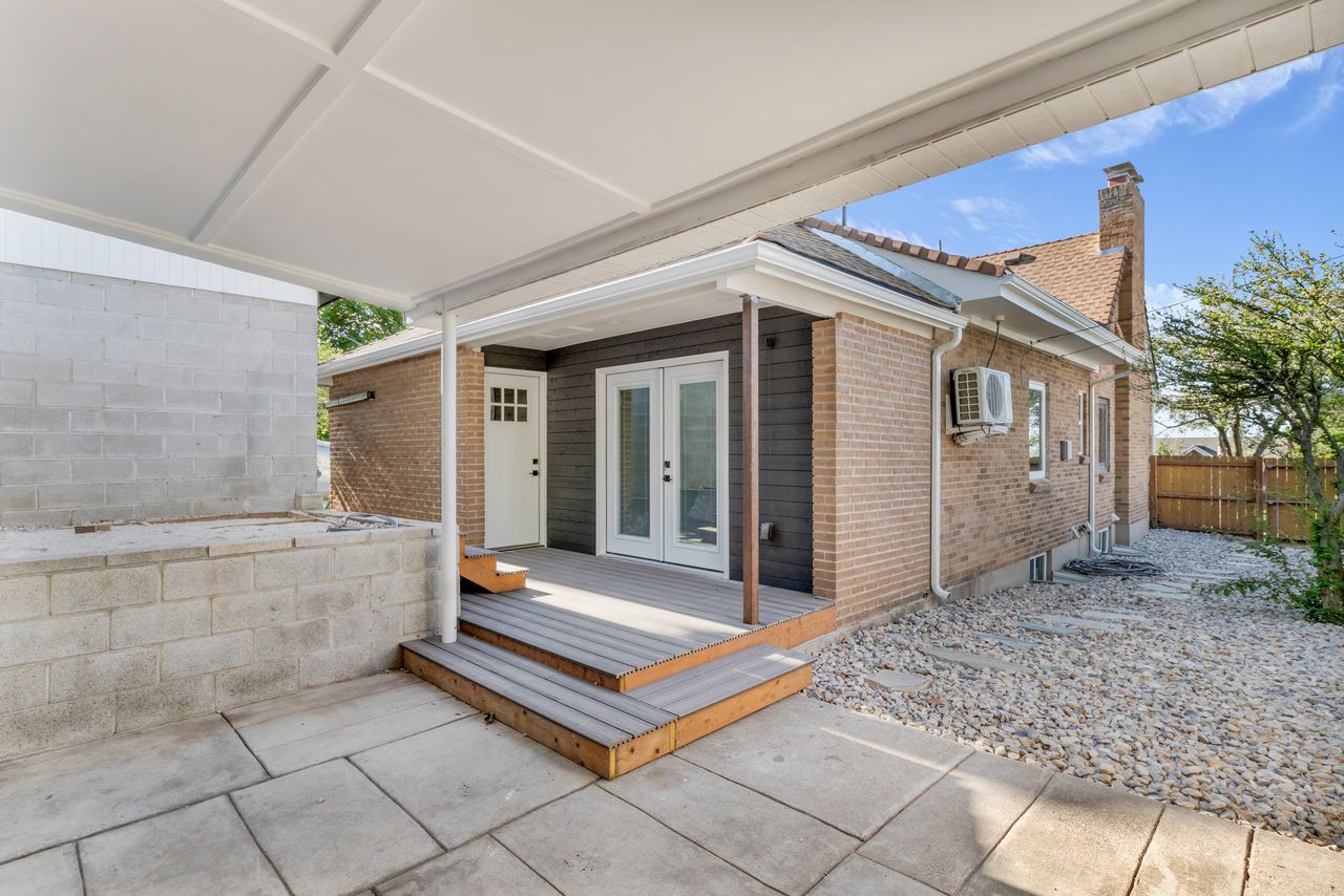 Covered patio area with large format paver flooring