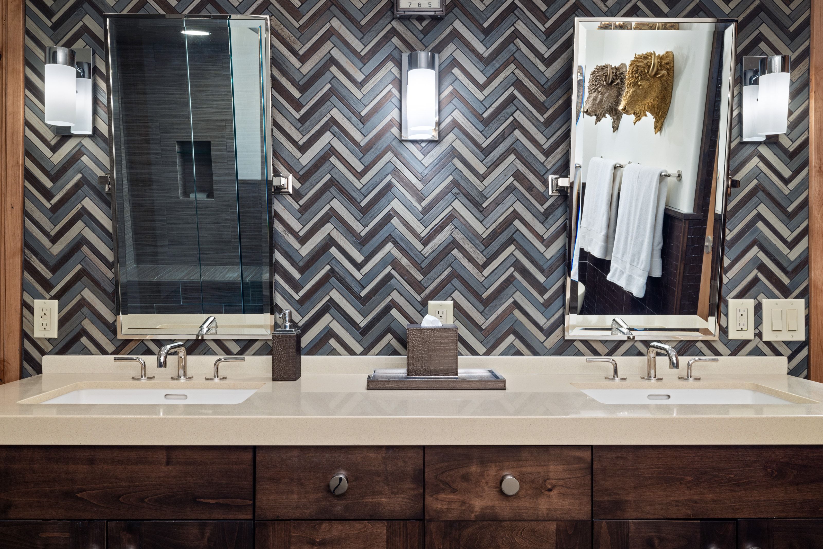 Dual vanity with undermount sinks and light-toned countertops