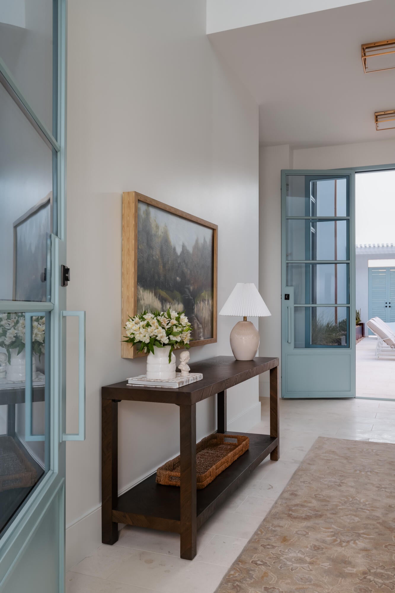 Light-toned wall finishes complemented by white baseboards and light flooring