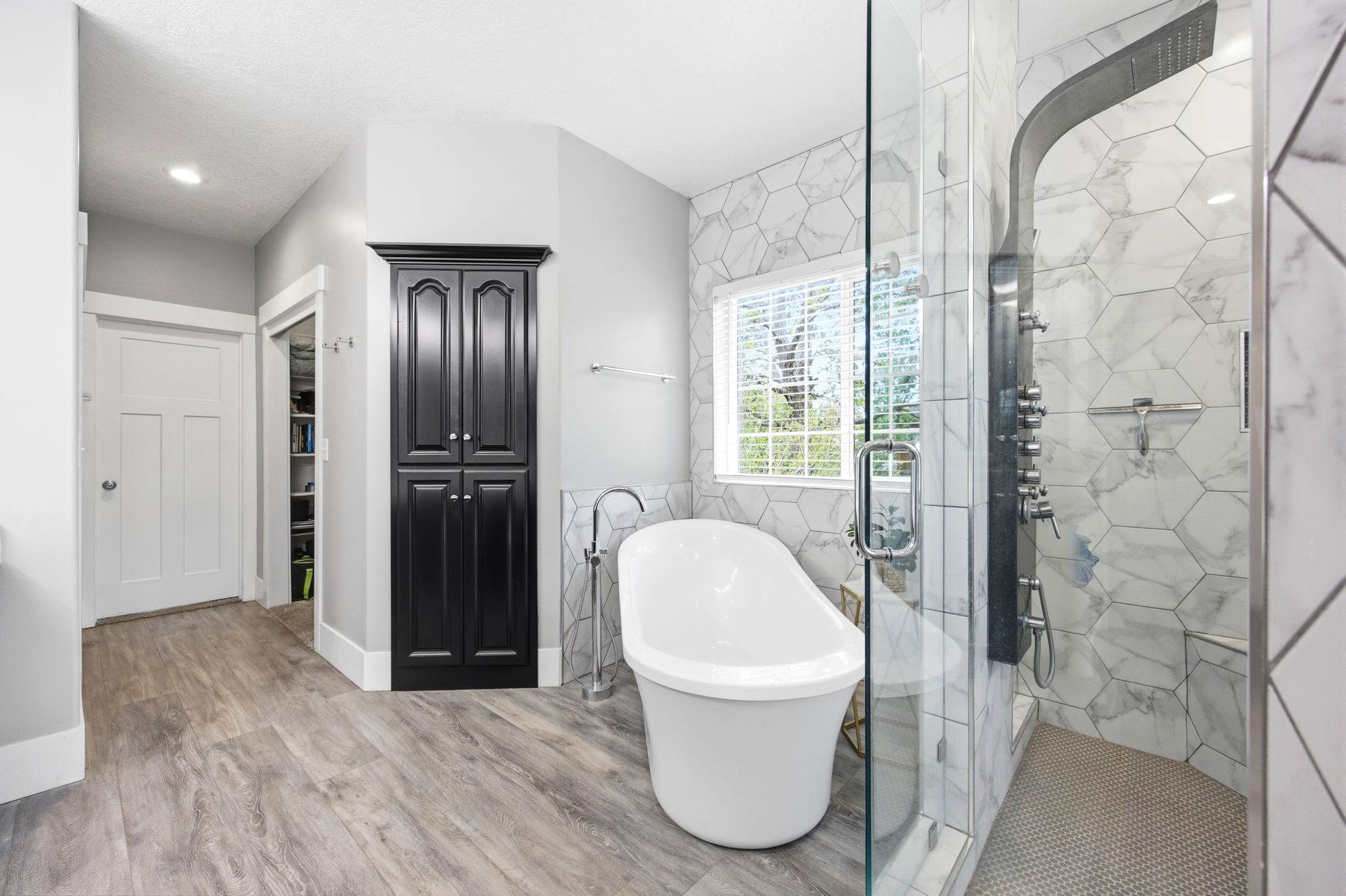 Freestanding soaking tub with floor-mounted faucet