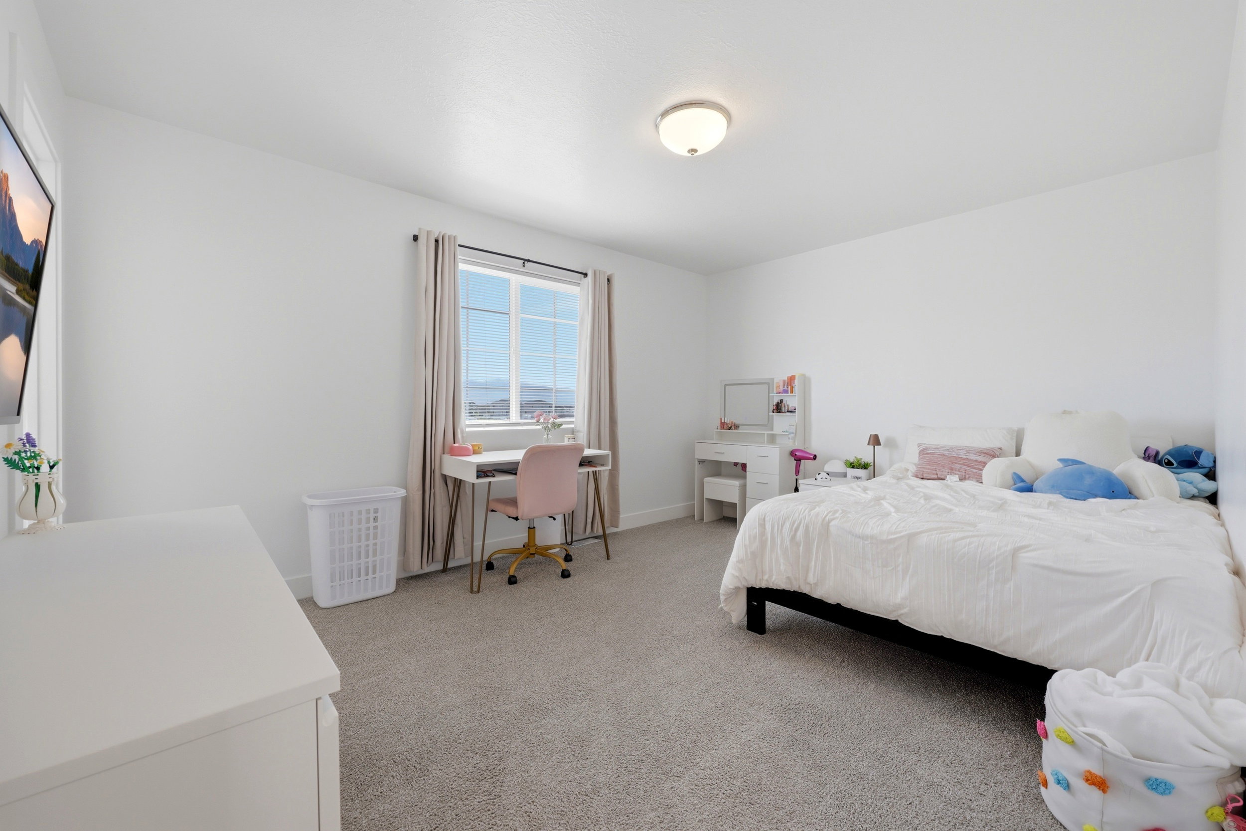 Second upstairs bedroom