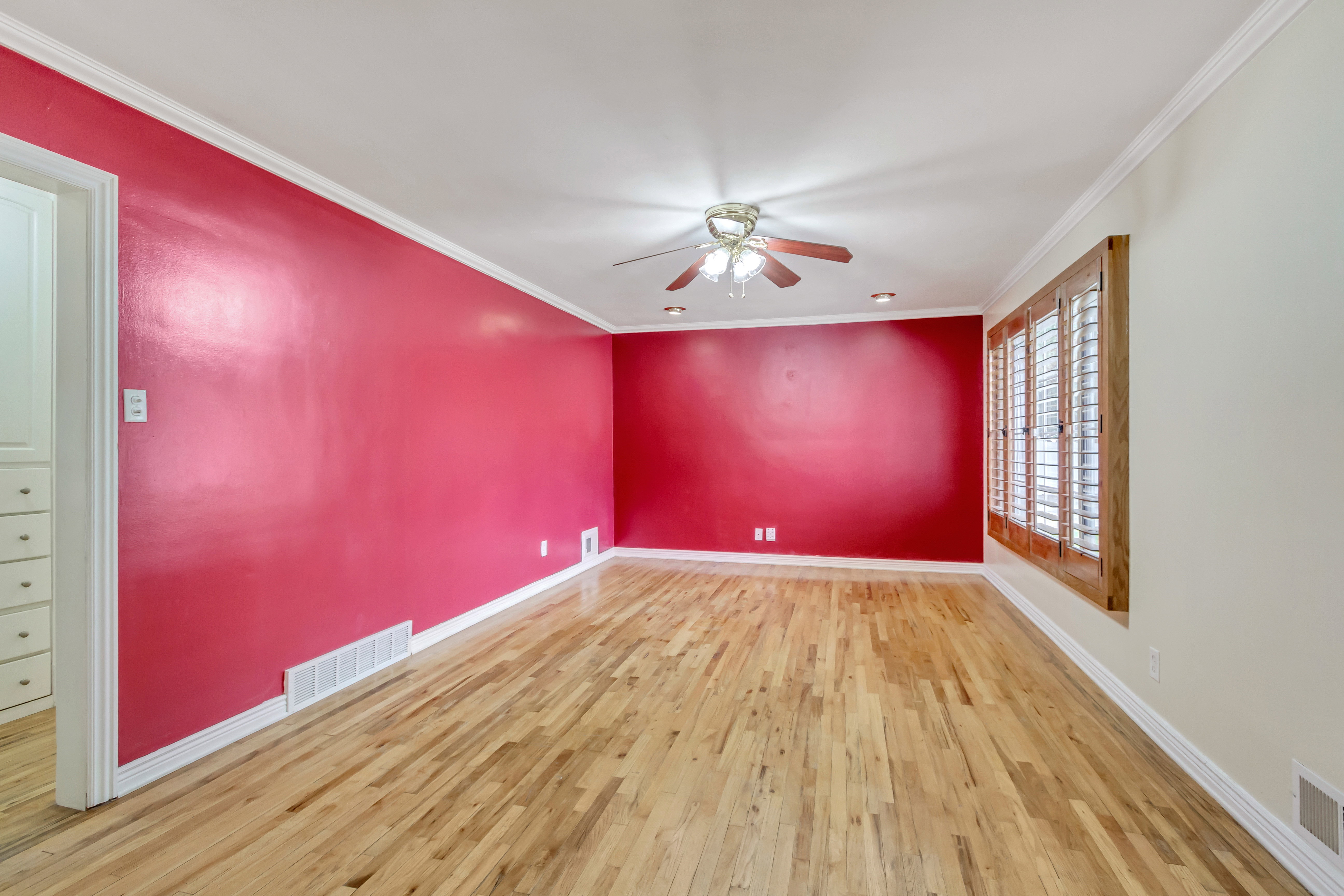 Spacious interior featuring hardwood flooring, crown molding, recessed lighting, and a ceiling fan