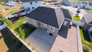 Contemporary ranch-style residence featuring a dark shingle roof and light gray siding