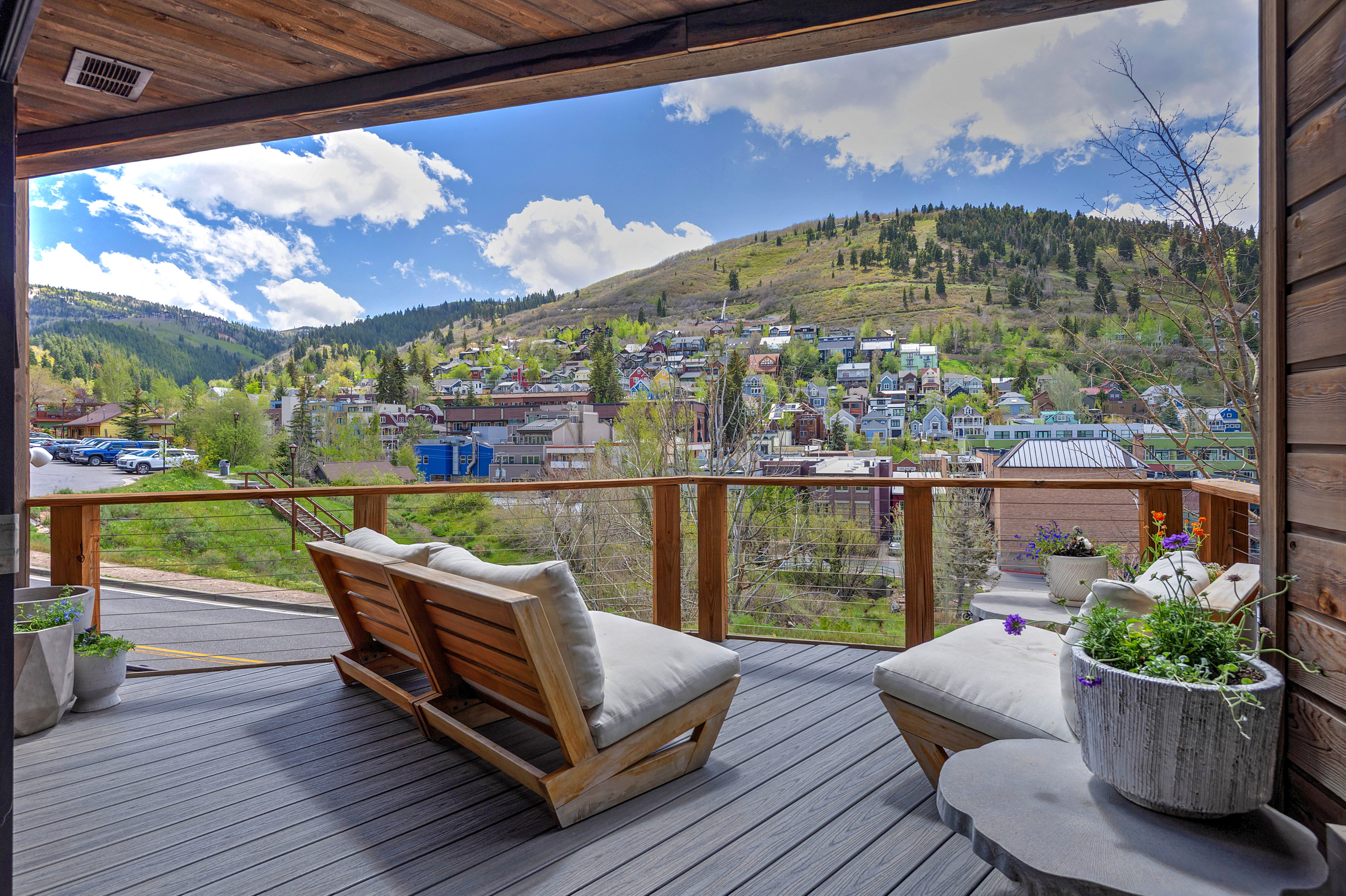 Expansive outdoor deck featuring wood-finish flooring and a cable railing system