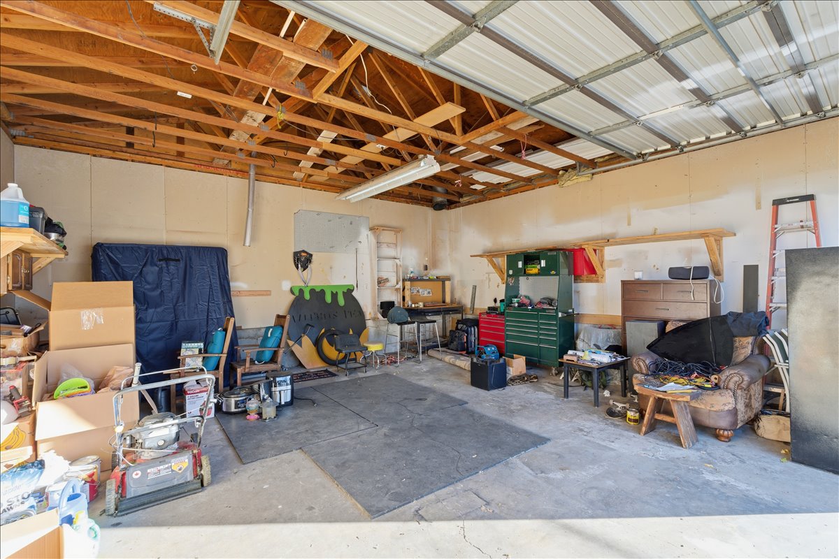 Spacious oversized garage, perfect for a project space.