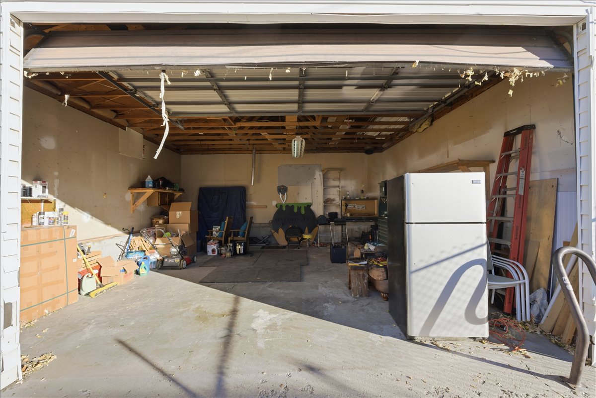 Spacious oversized garage, perfect for a project space.