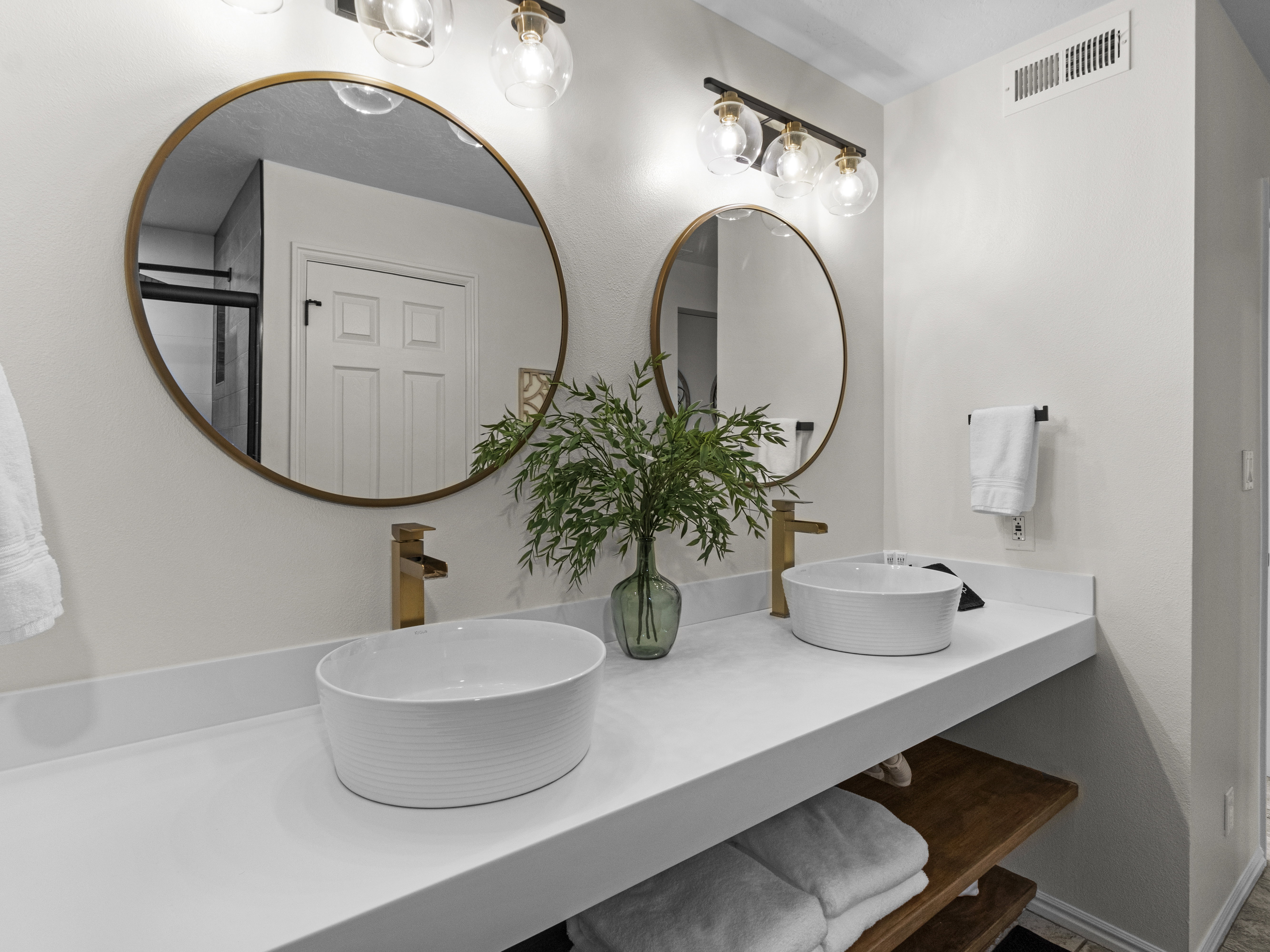 Floating sinks