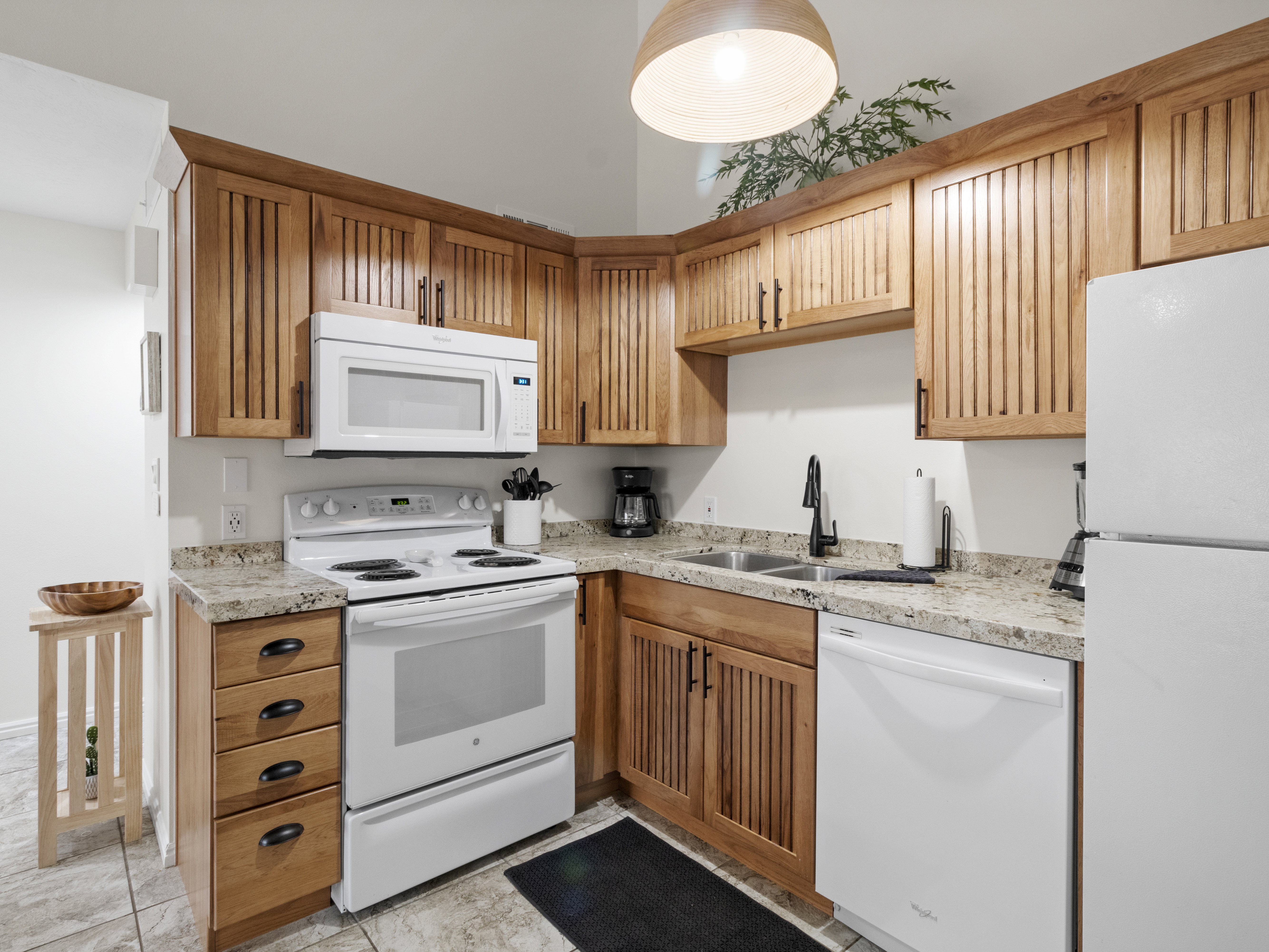 Full kitchen
