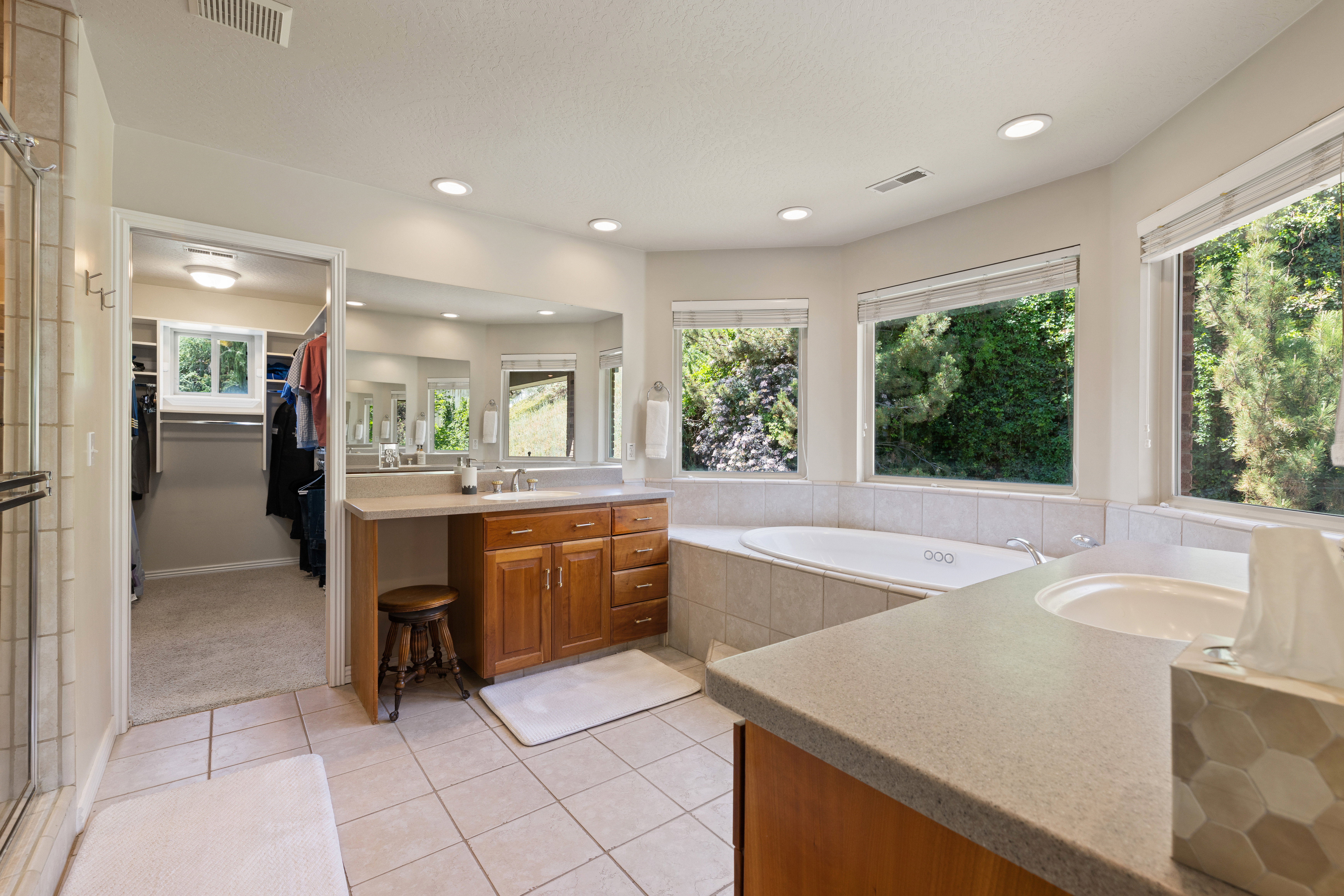 Primary ensuite bathroom w/ double vanities