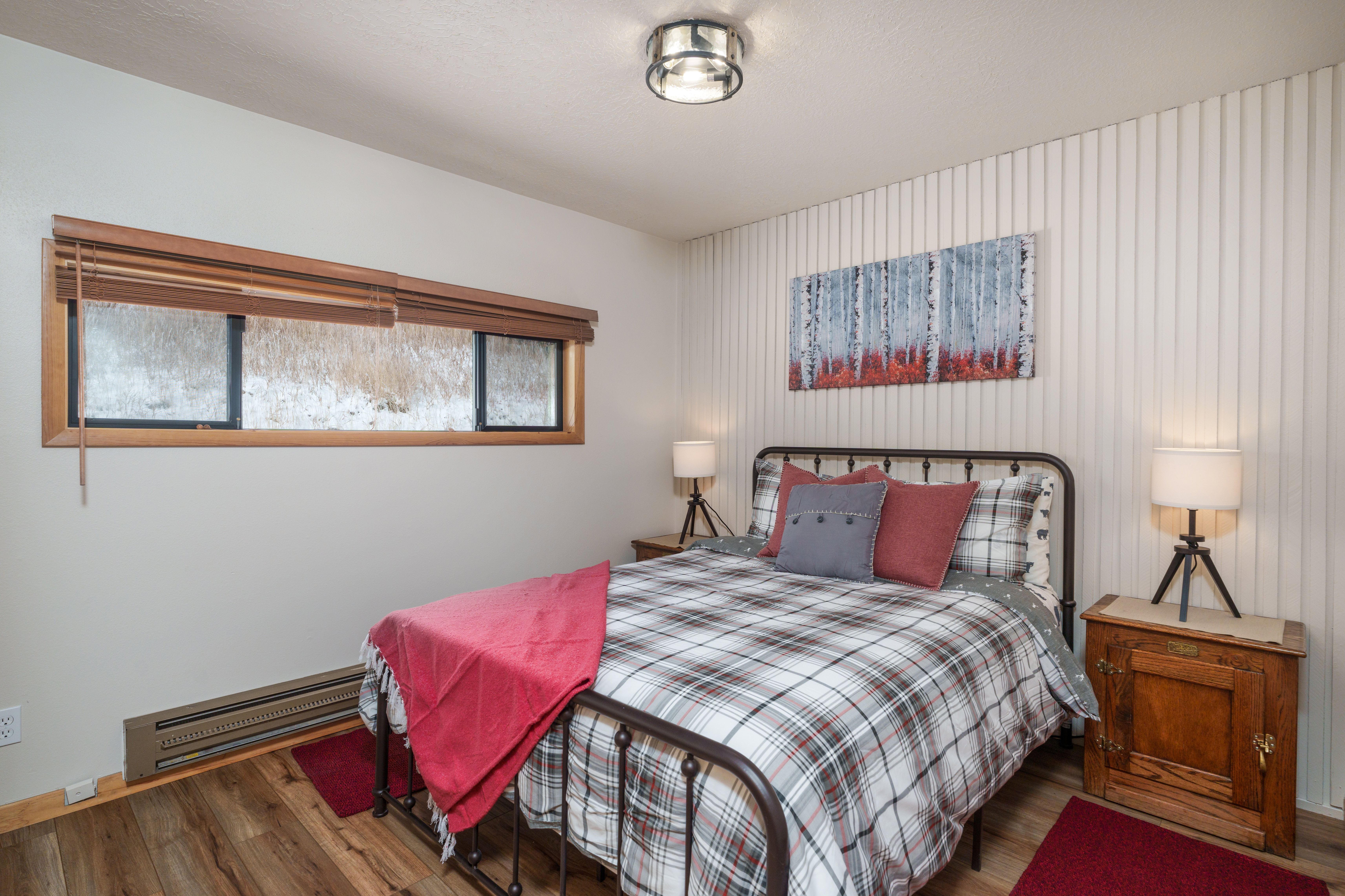 Queen size bedroom 2