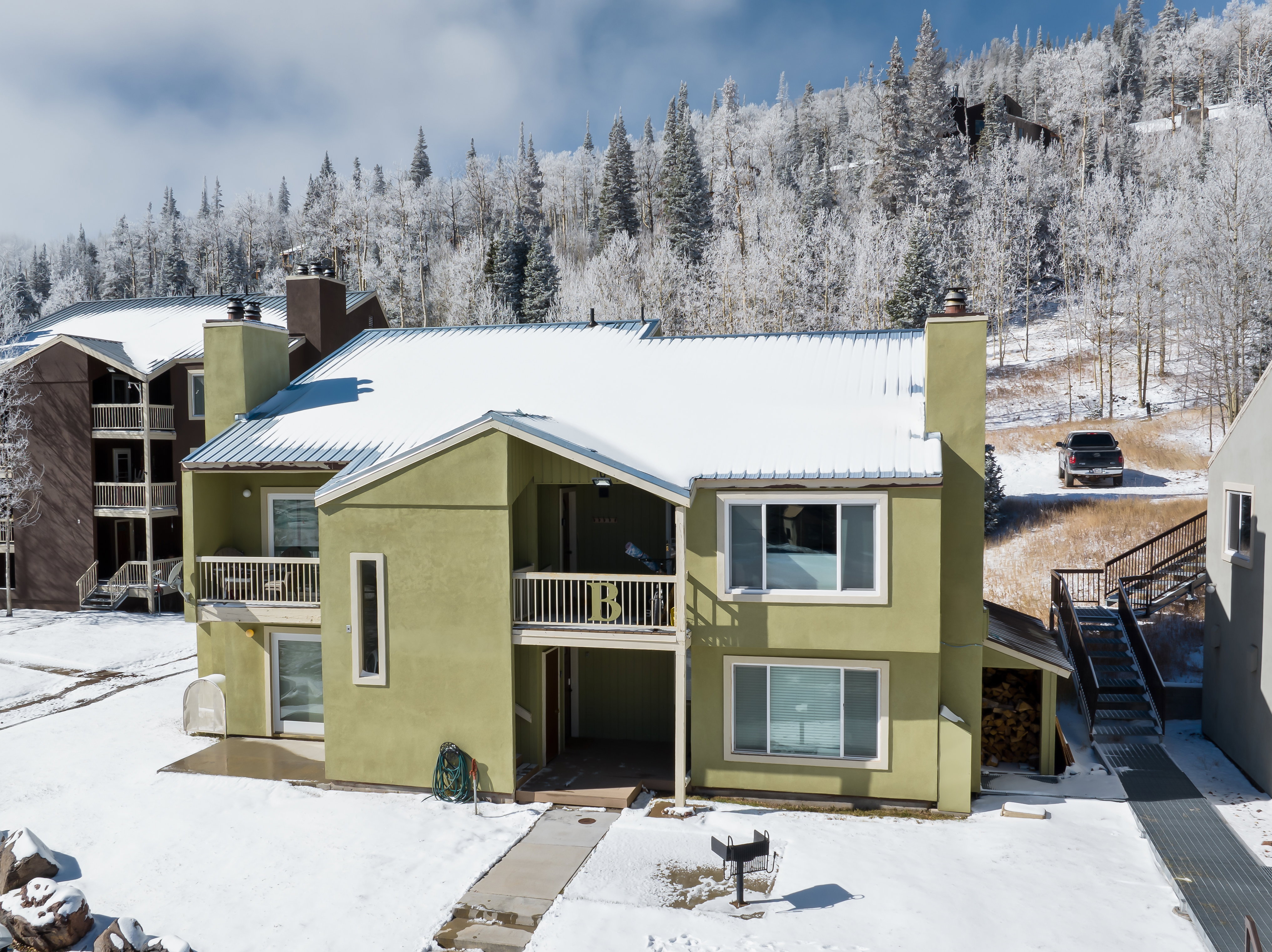 Close to ski slopes, lake, shopping